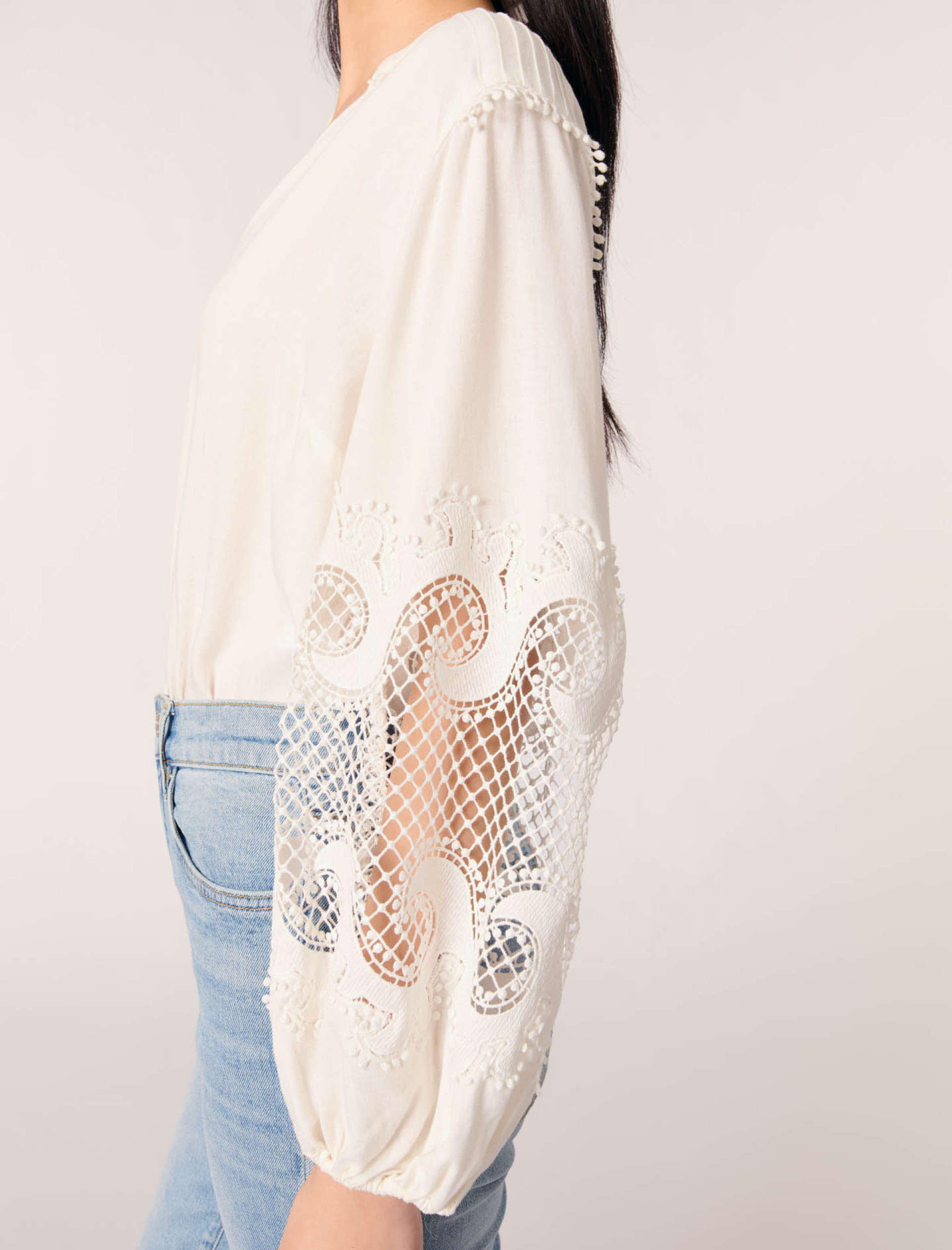 Жіноча сорочка з вишитим рукавом