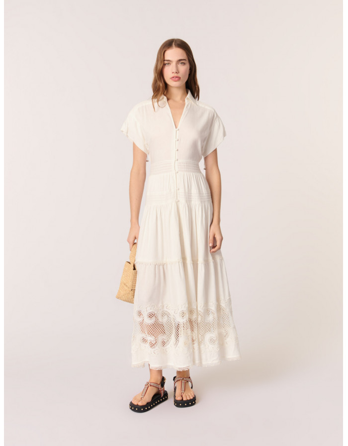 Женское длинное вышитое платье с оборками