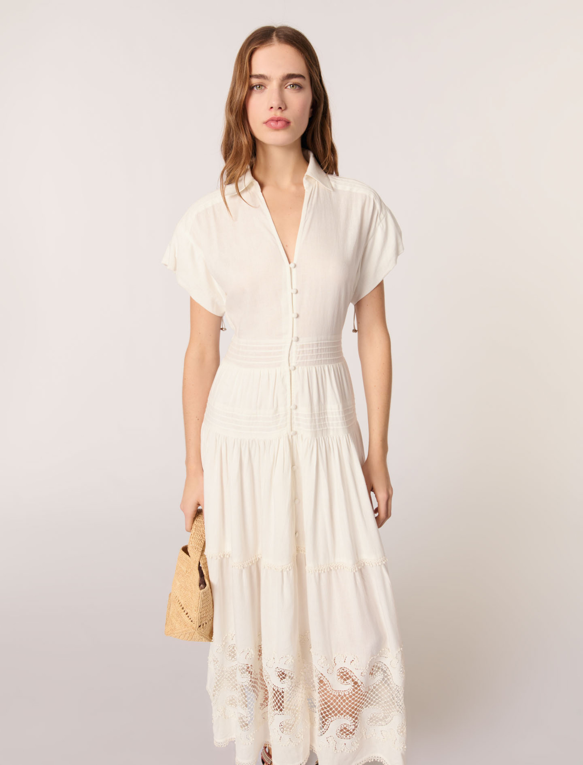 Женское длинное вышитое платье с оборками