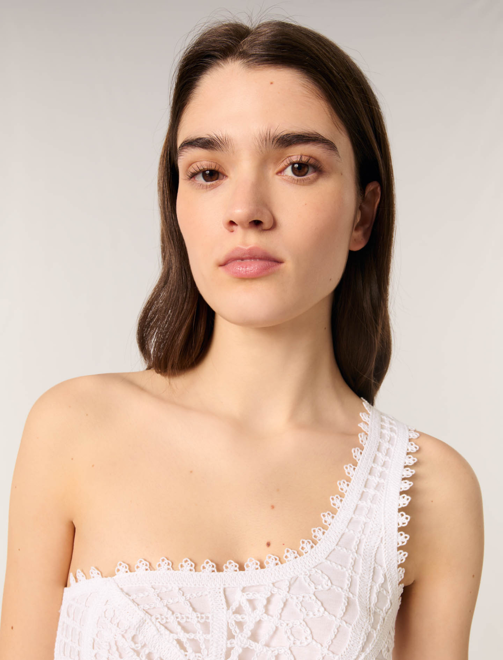 Женское асимметричное платье вязаное крючком