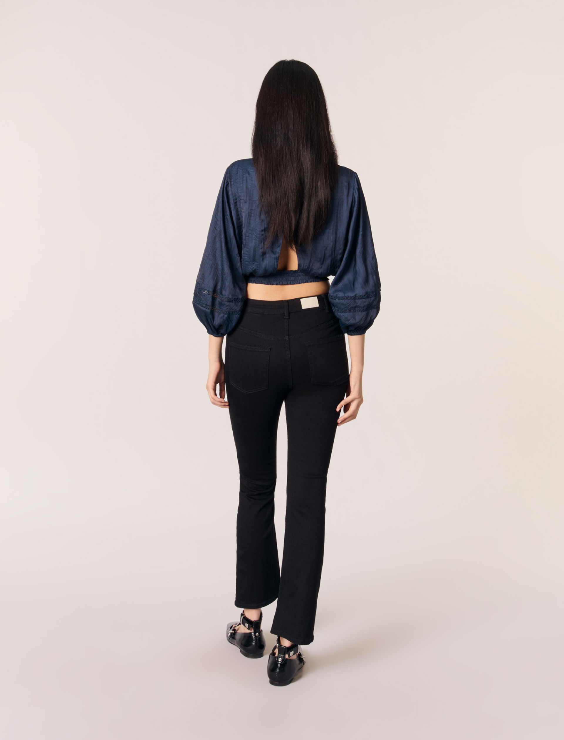 Жіночий короткий атласний топ Жіночий короткий атласний топ