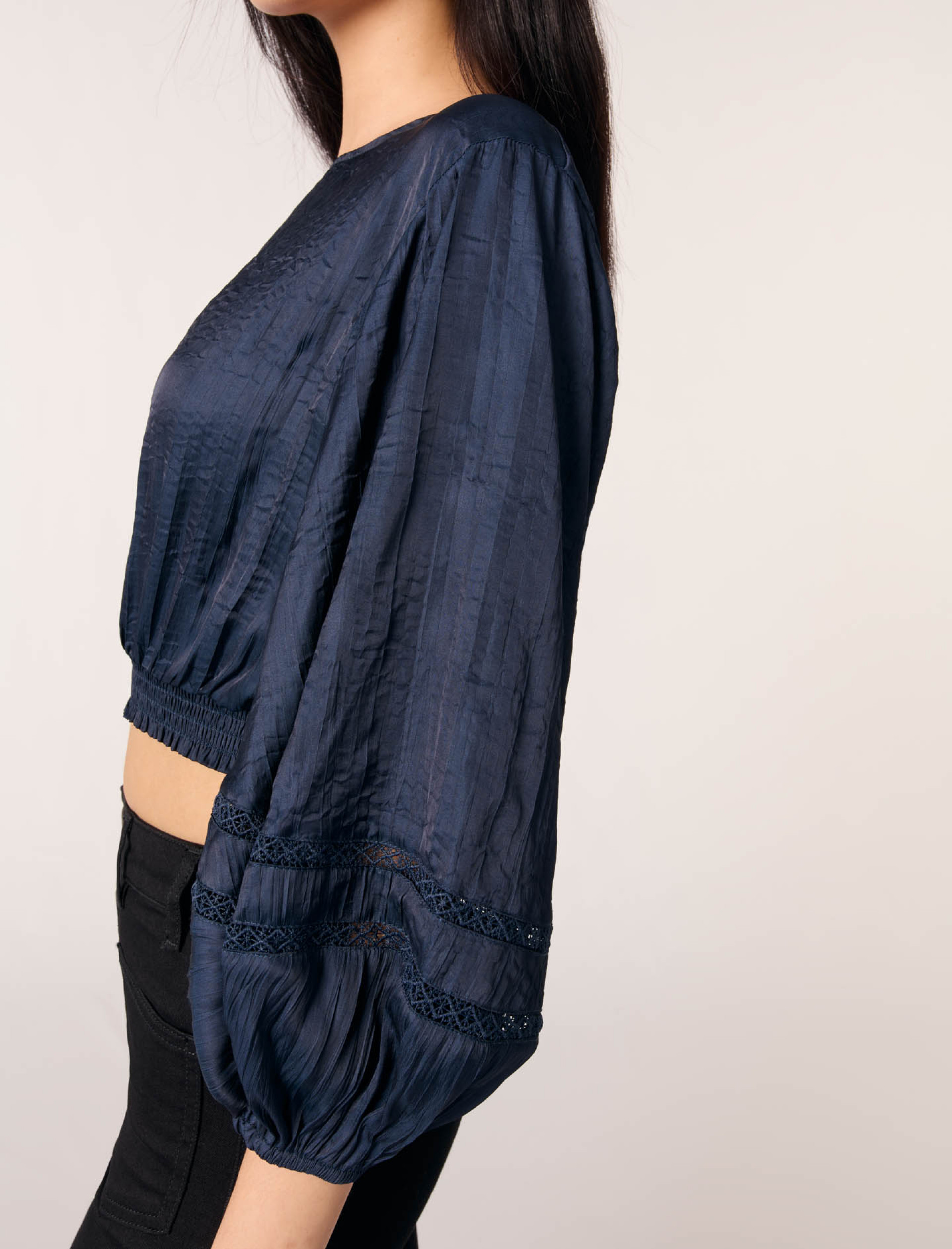 Жіночий короткий атласний топ Жіночий короткий атласний топ