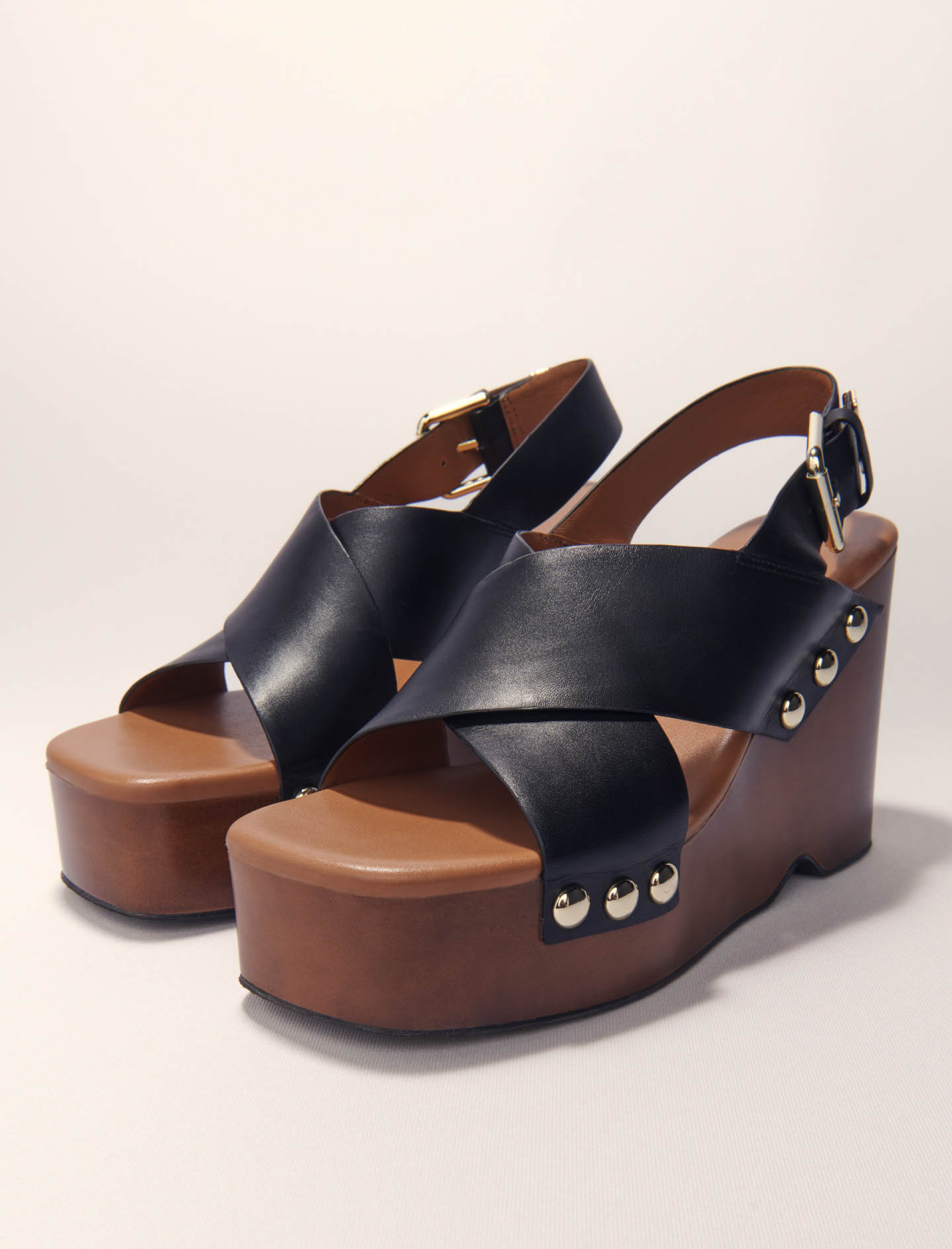 Жіночі шкіряні босоніжки на танкетці