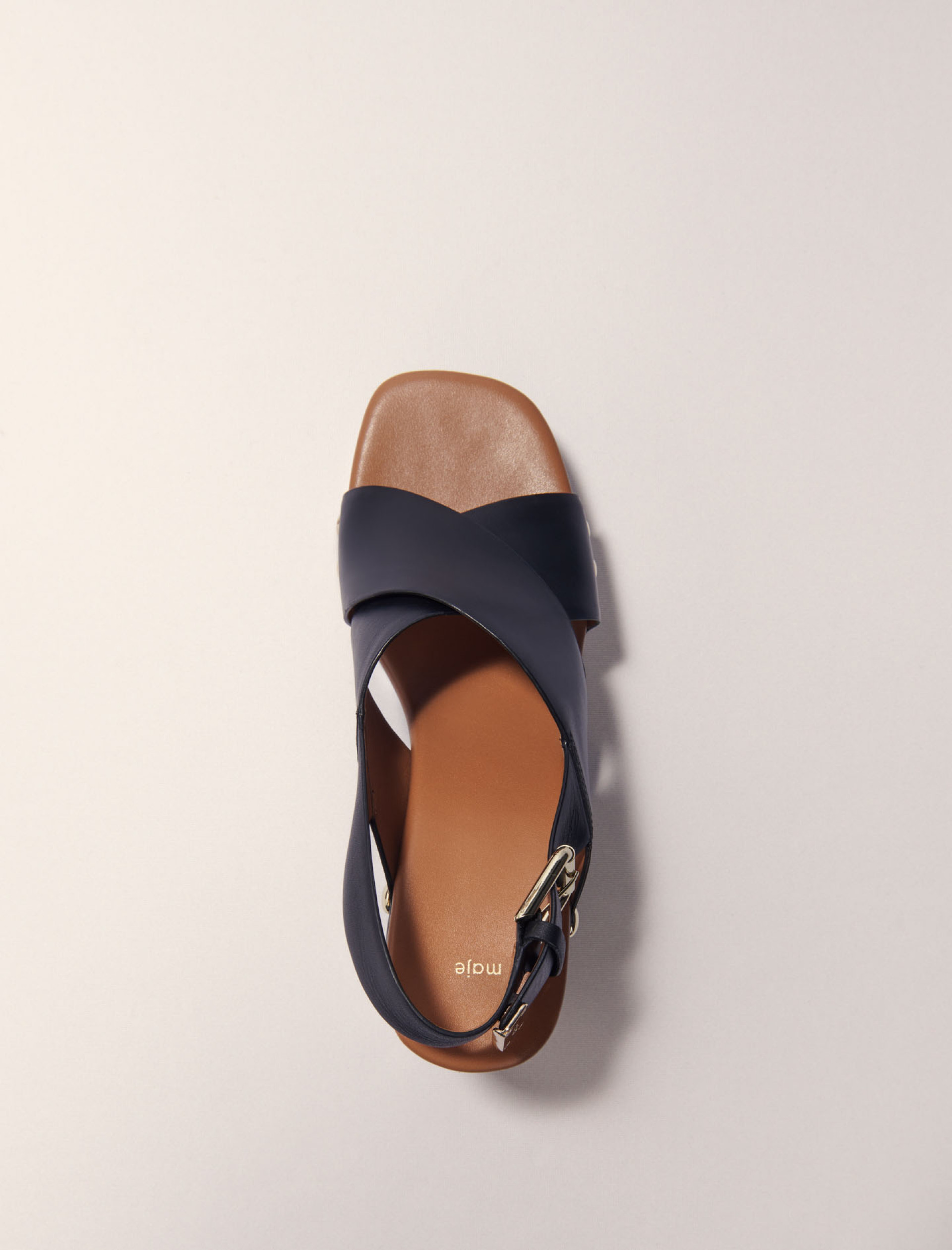 Жіночі шкіряні босоніжки на танкетці