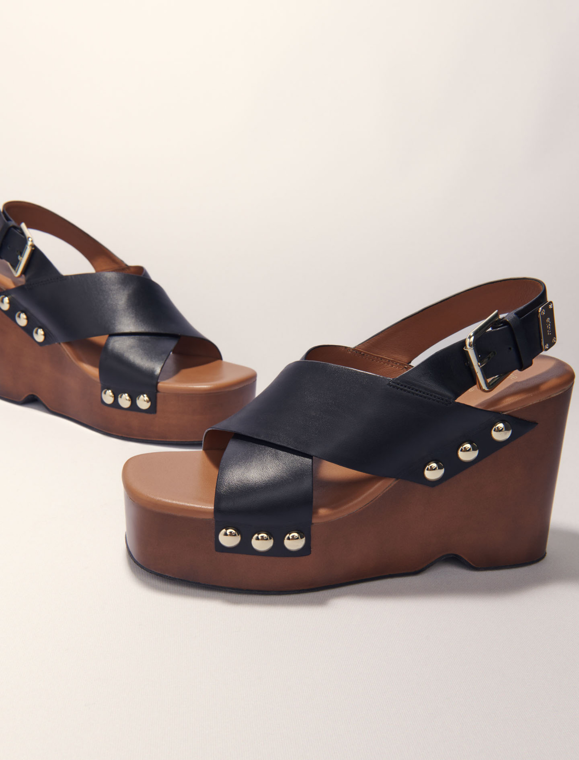 Жіночі шкіряні босоніжки на танкетці