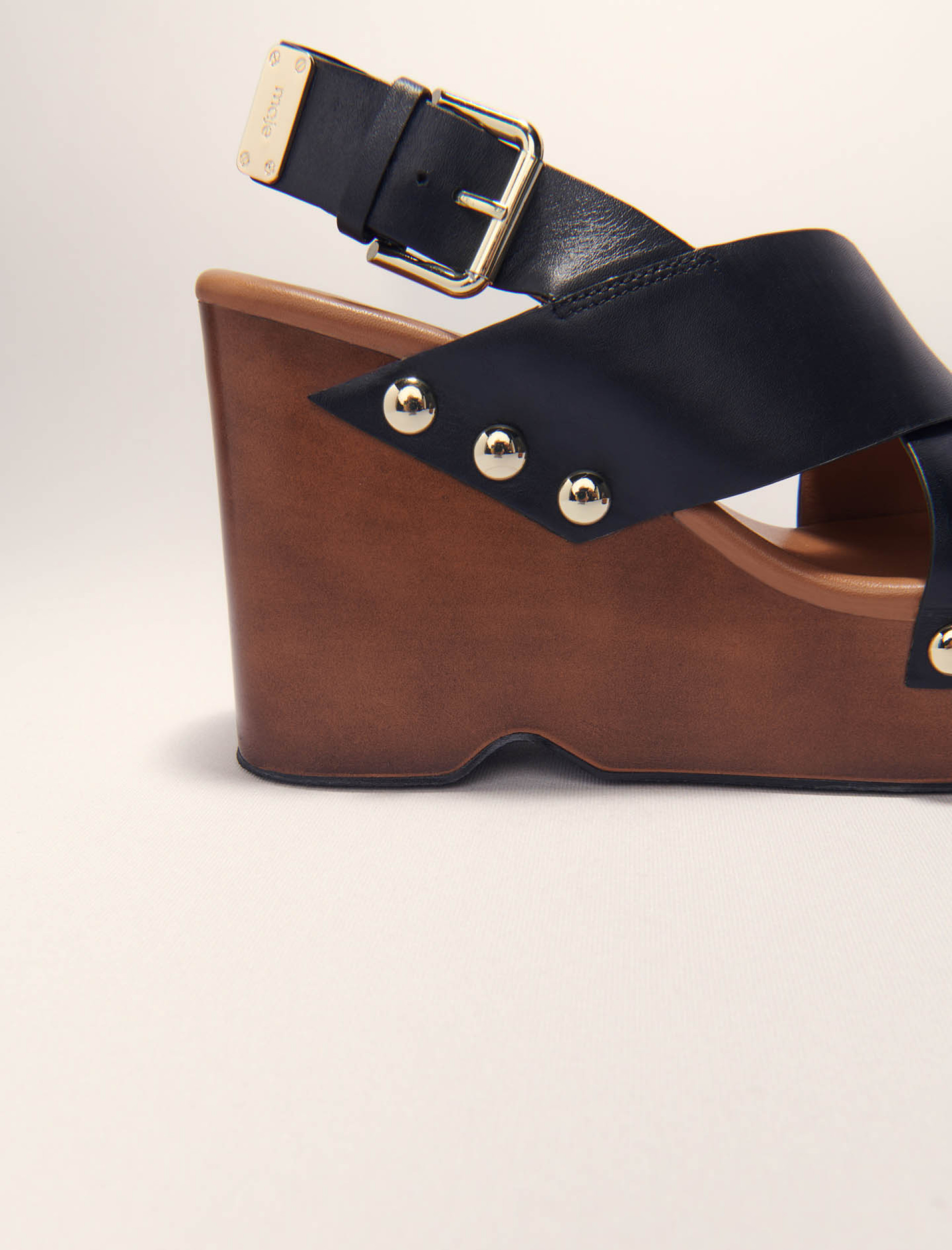 Жіночі шкіряні босоніжки на танкетці