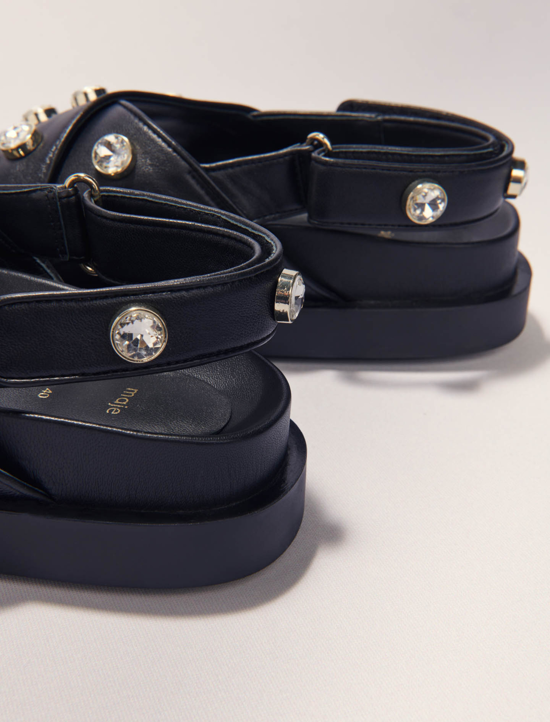 Женские кожаные сандалии из стразами