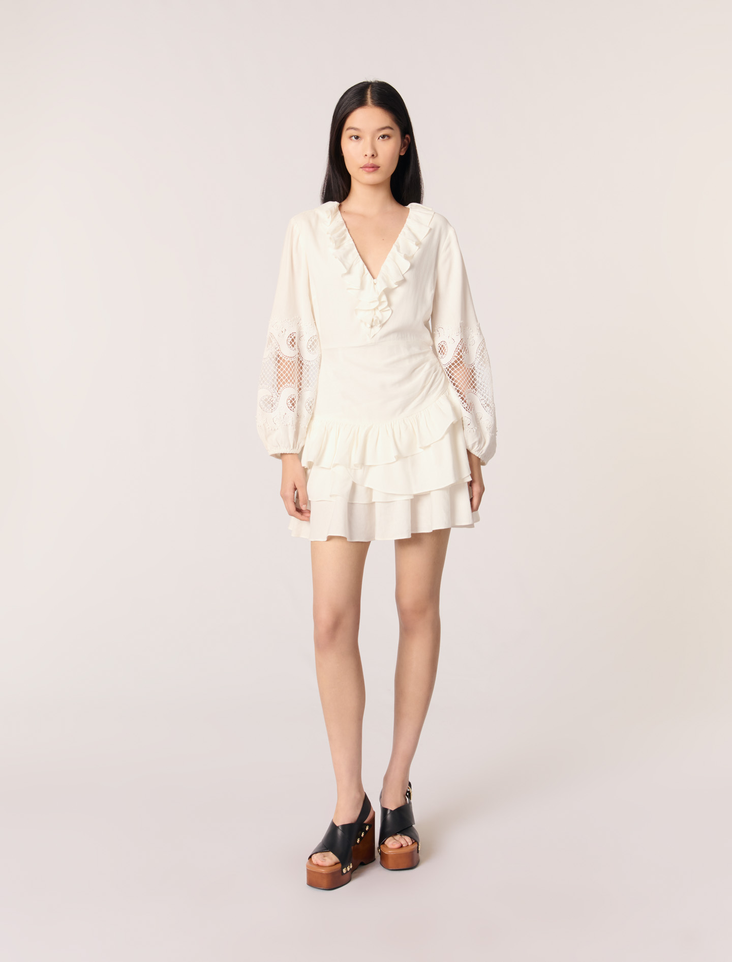 Женское платье с оборками и вышитыми рукавами