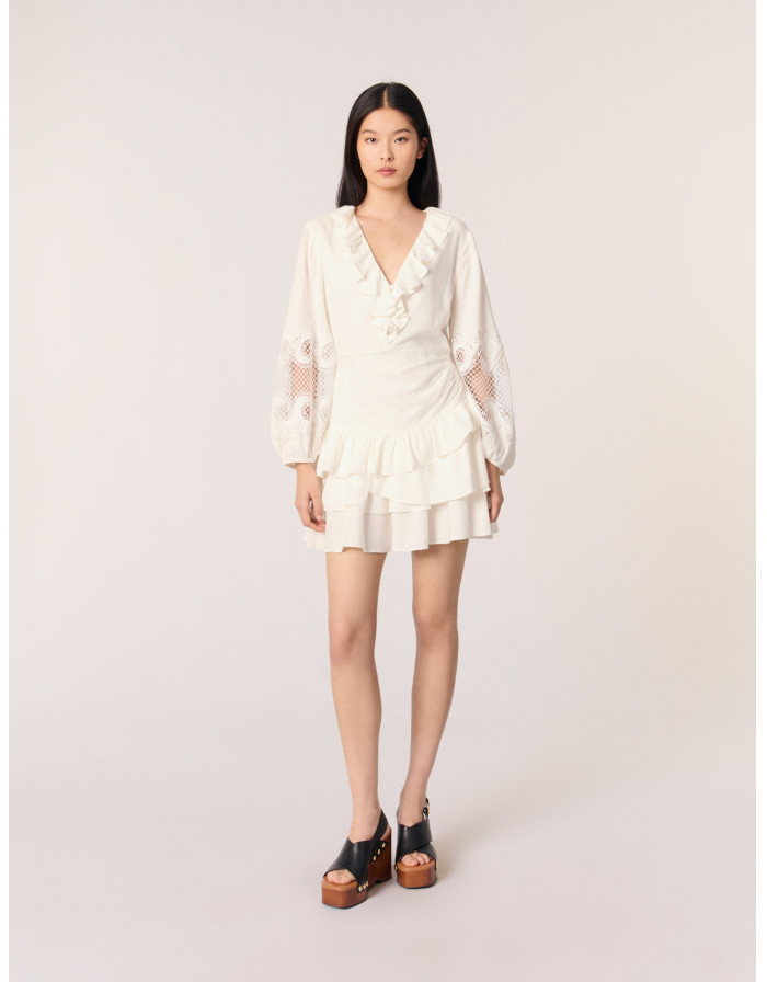 Женское платье с оборками и вышитыми рукавами