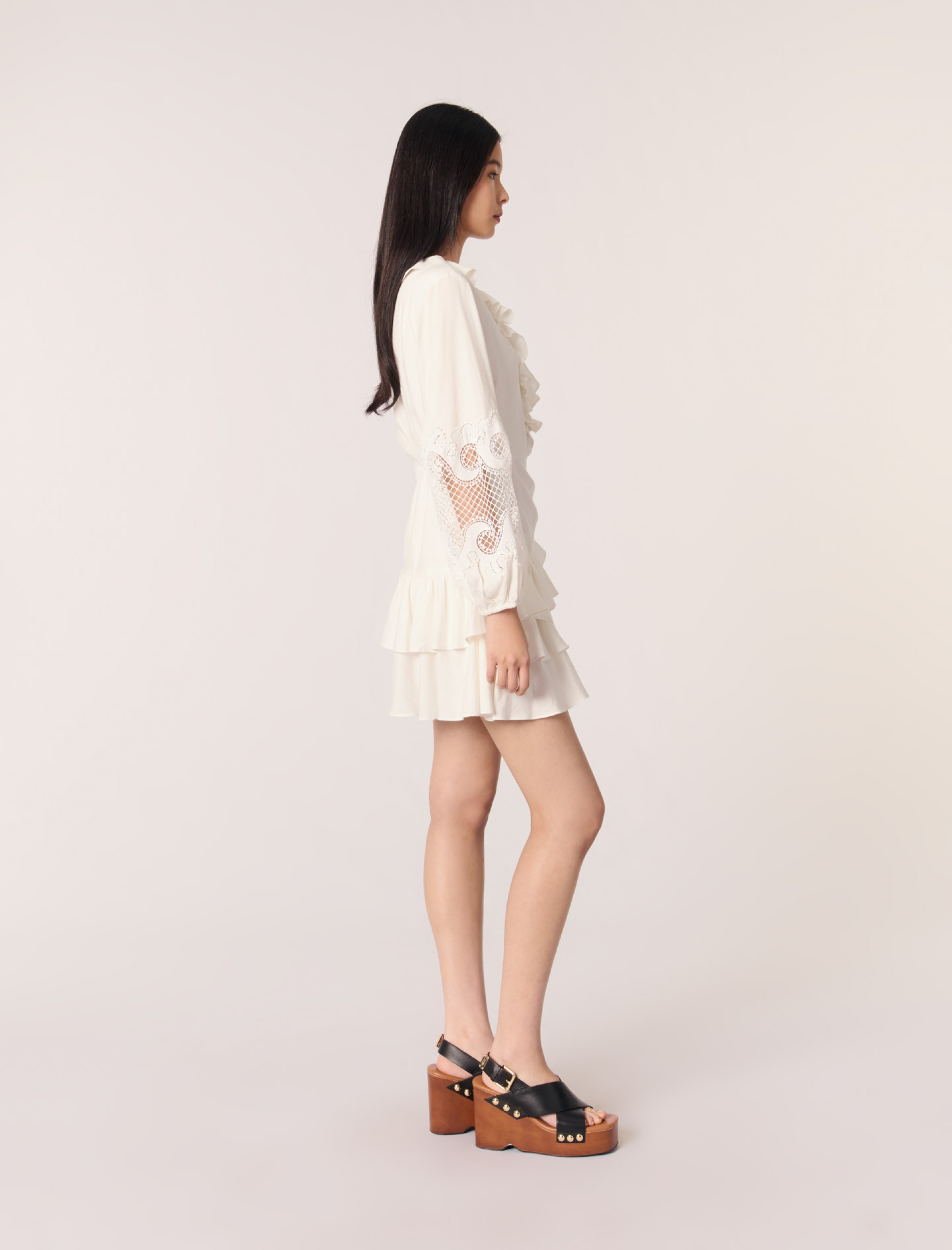 Женское платье с оборками и вышитыми рукавами