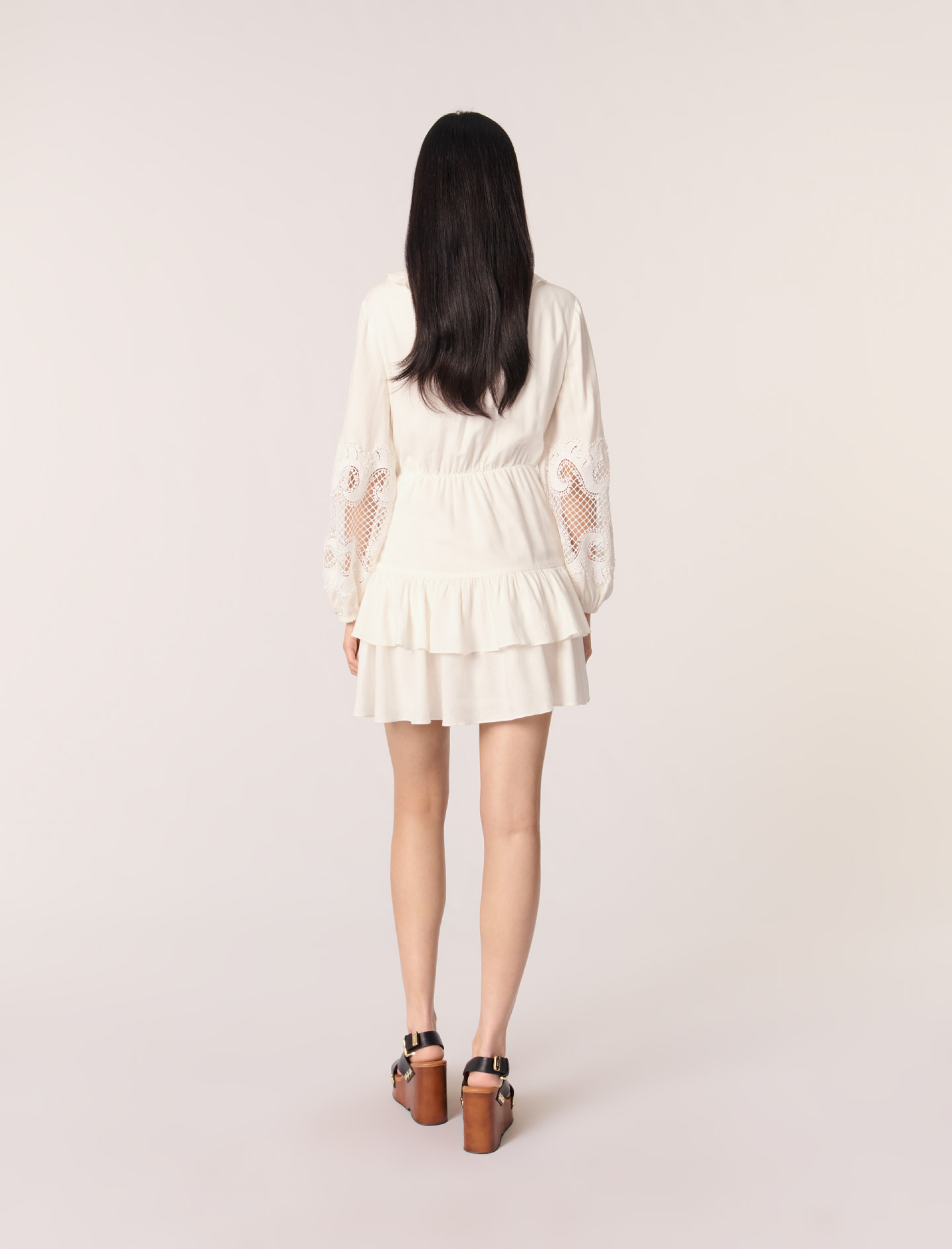 Женское платье с оборками и вышитыми рукавами