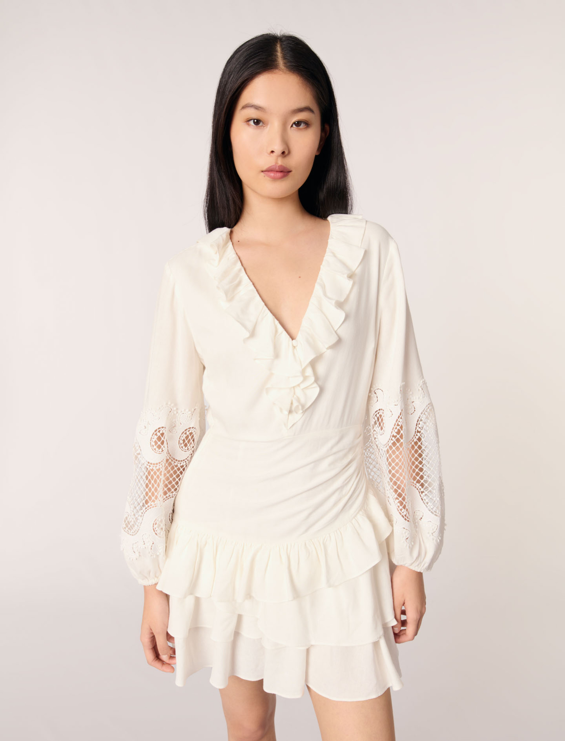 Женское платье с оборками и вышитыми рукавами