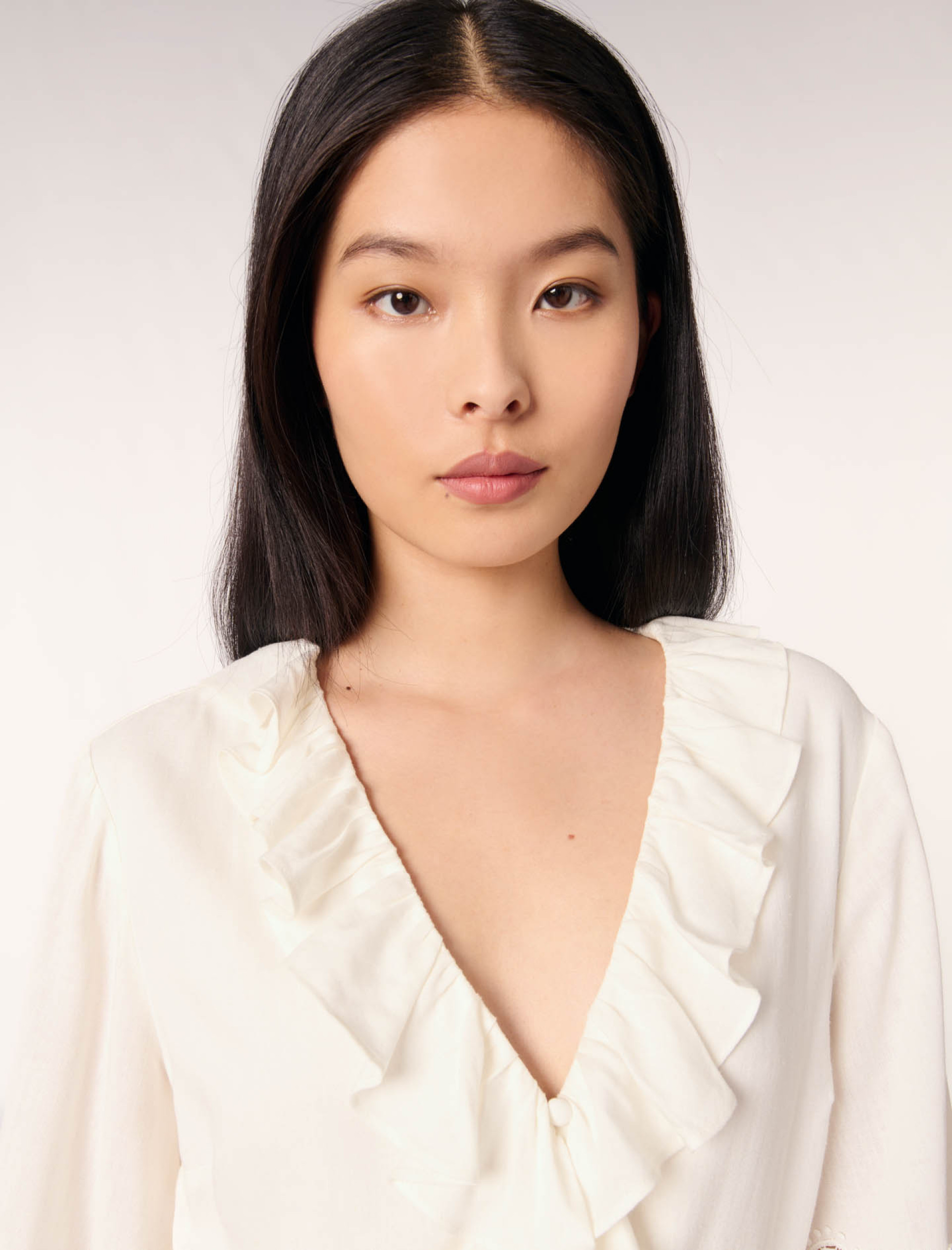 Женское платье с оборками и вышитыми рукавами