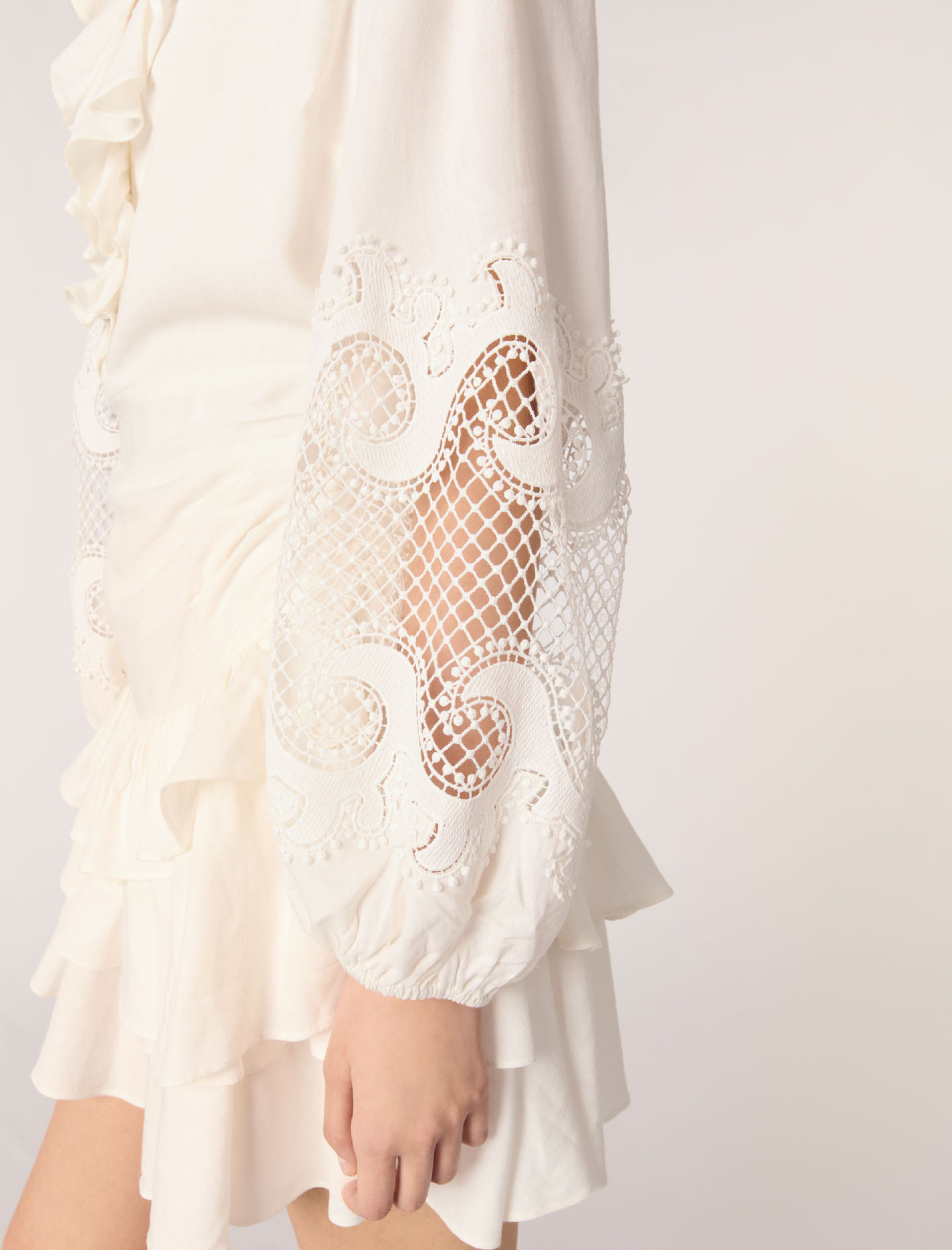 Женское платье с оборками и вышитыми рукавами