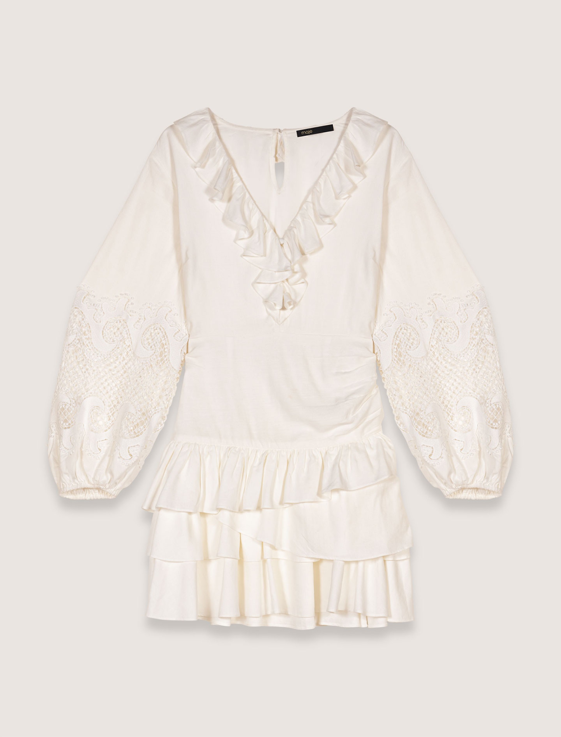 Женское платье с оборками и вышитыми рукавами