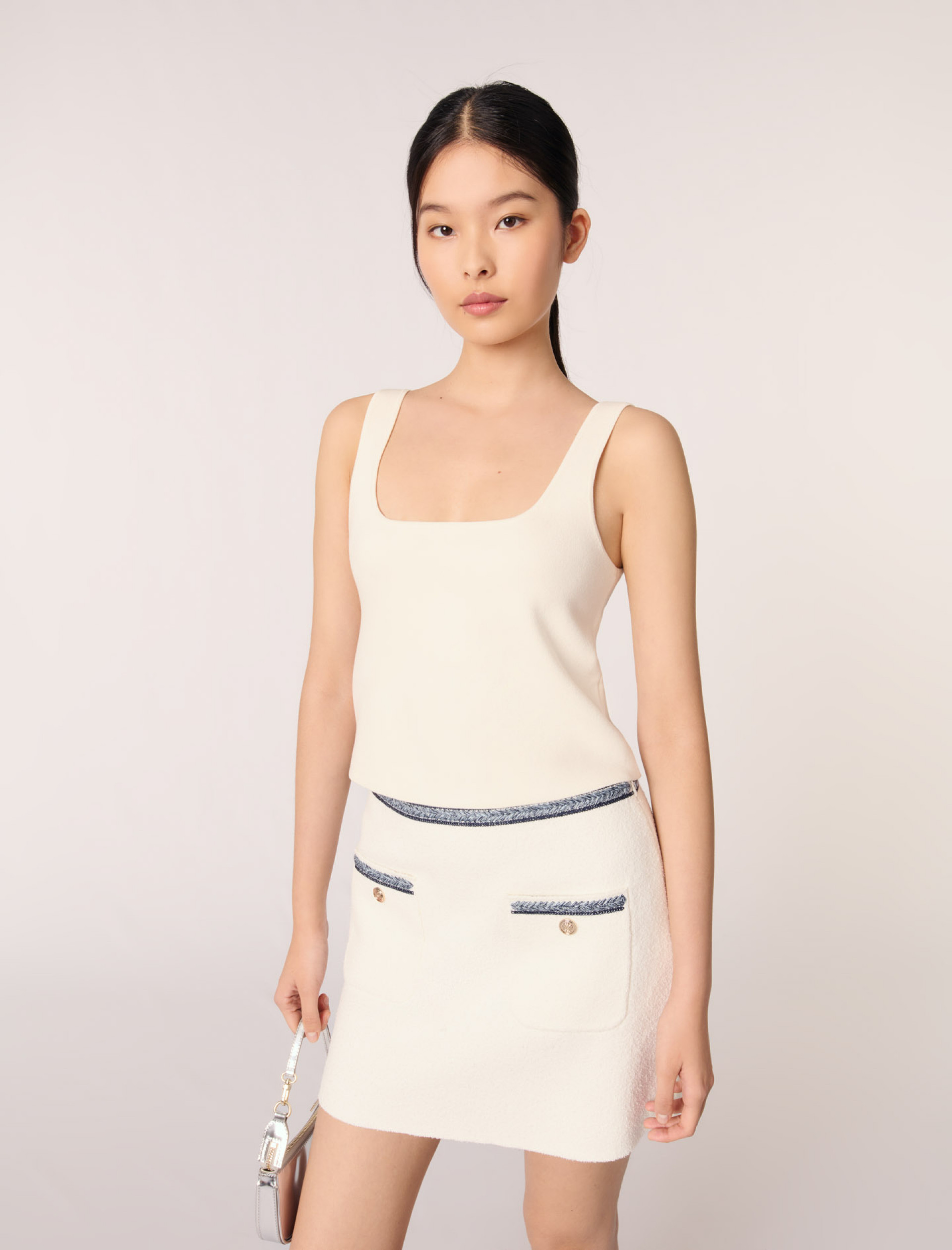 Женская юбка с контрастной вышивкой Женская юбка с контрастной вышивкой