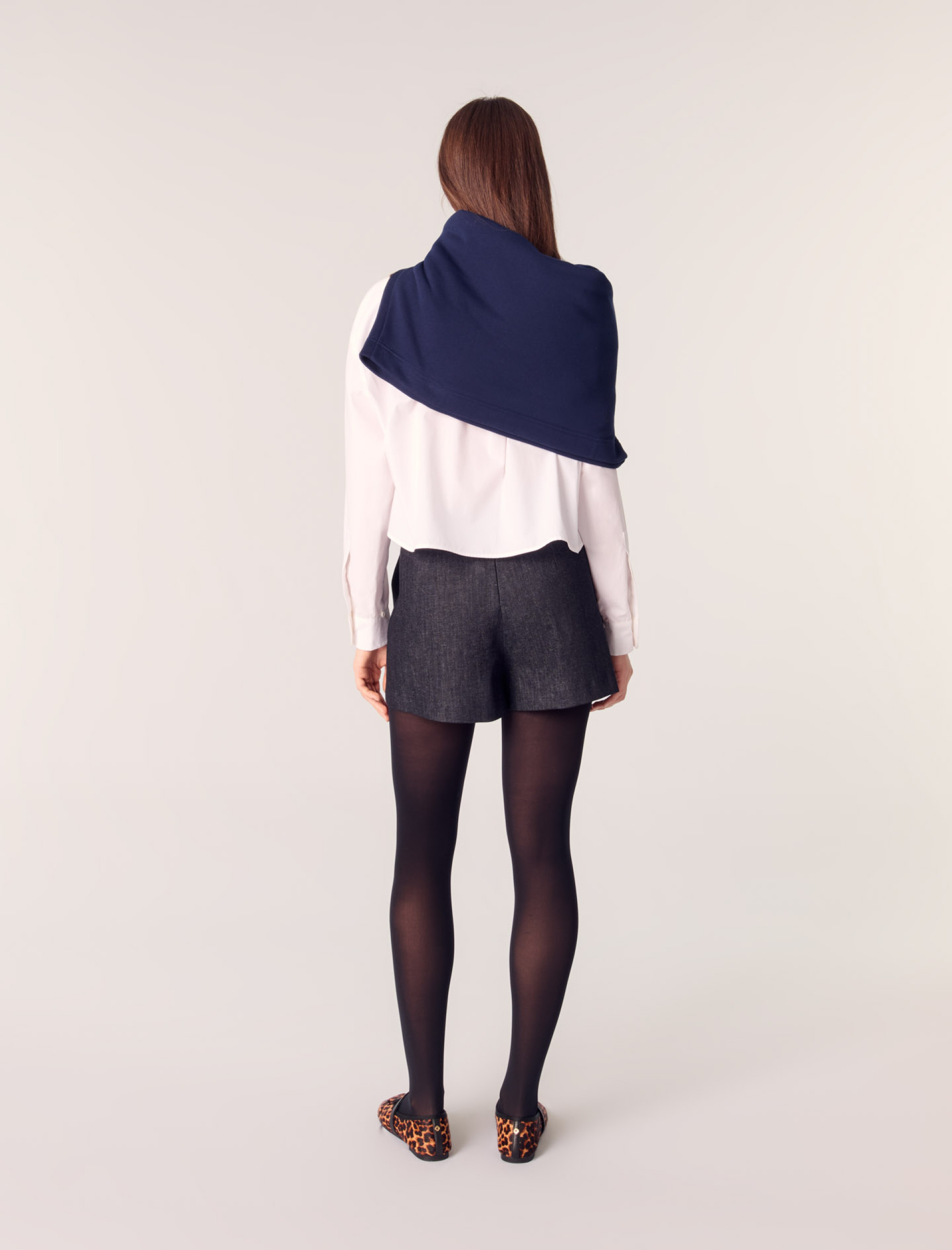 Жіночі джинсові шорти-спідниця зі складками