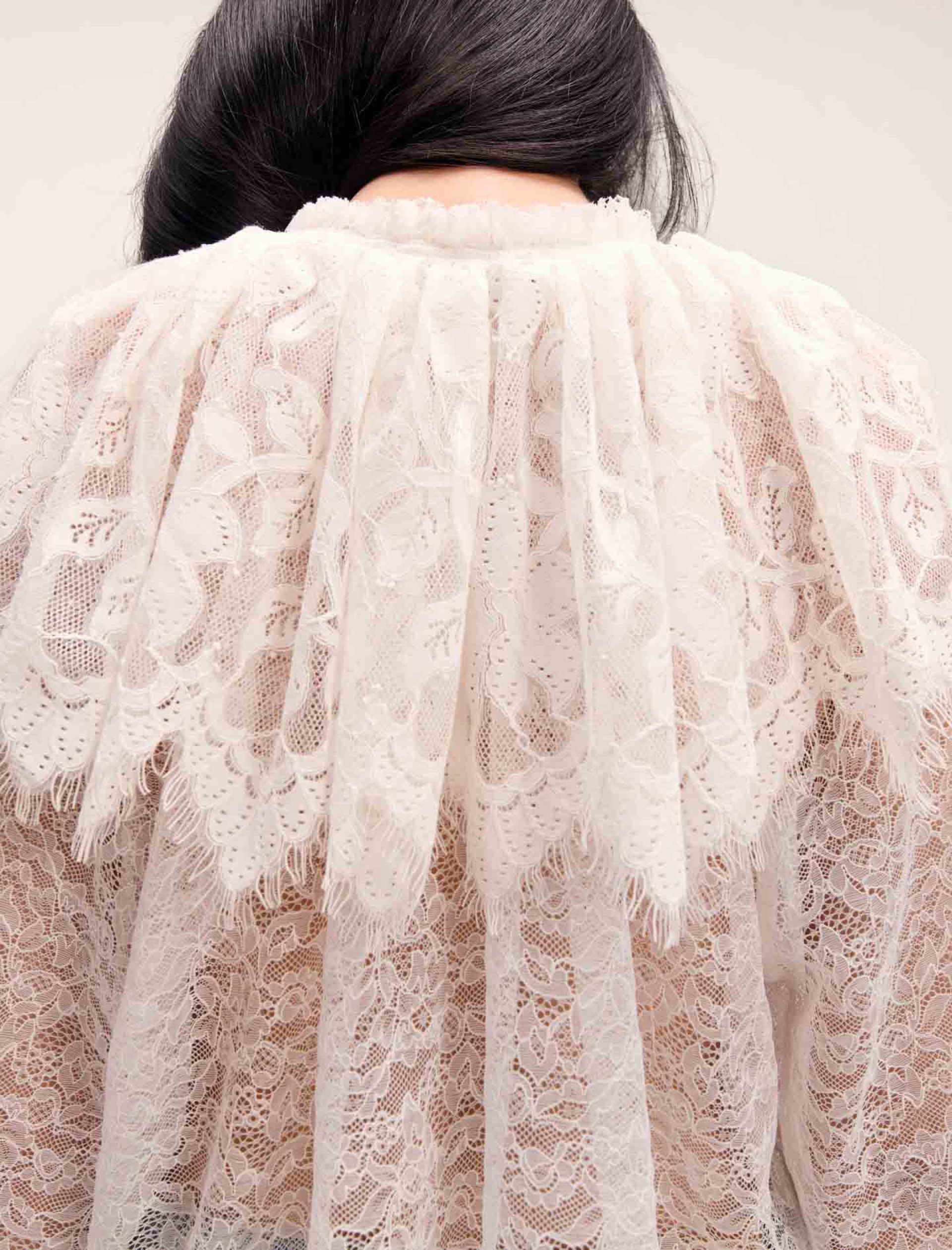 Жіноча блуза з мережива