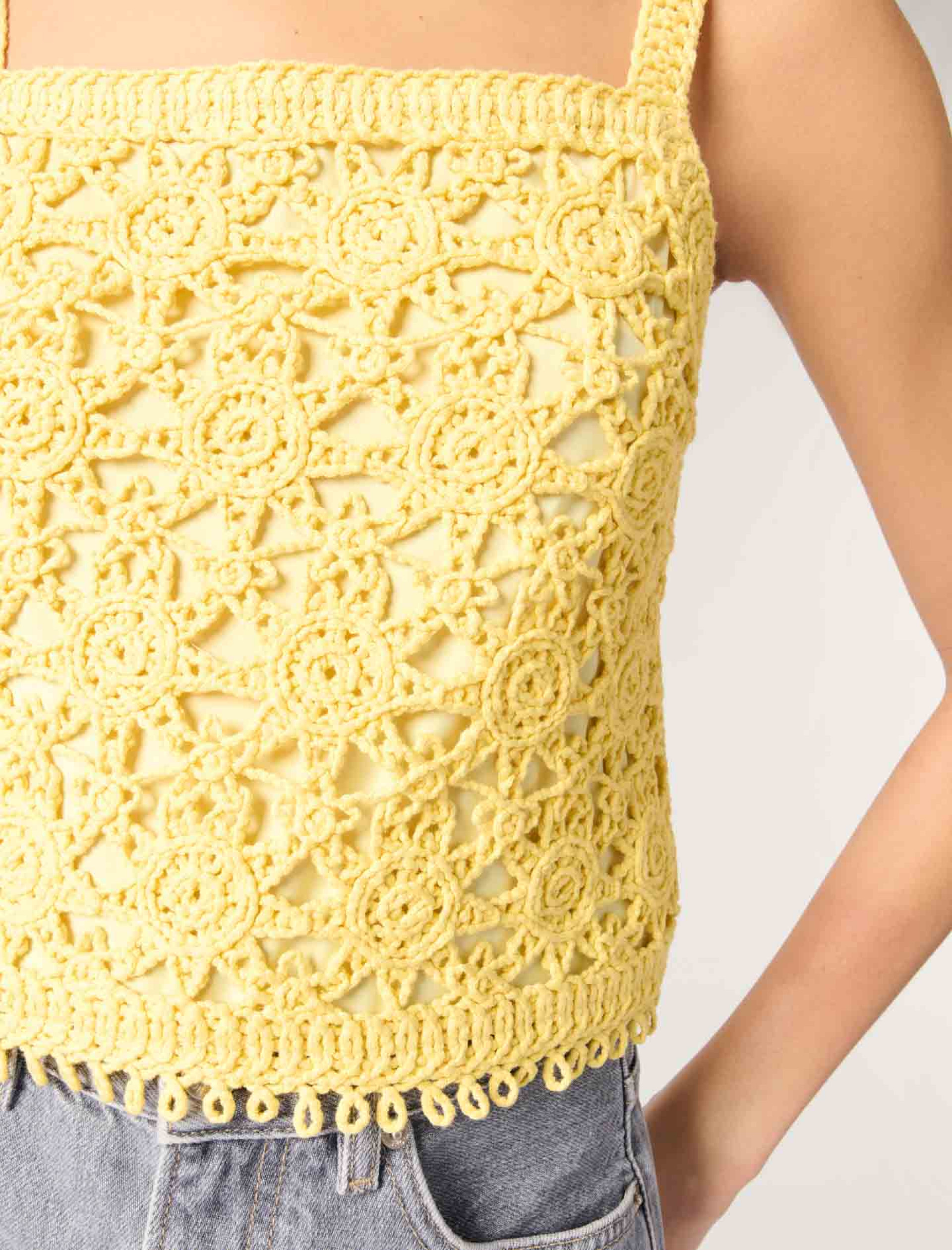 Женский топ вязаный крючком