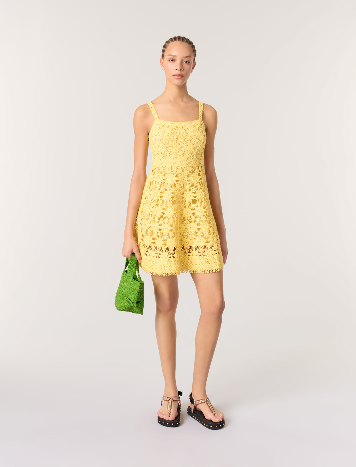 Женское короткое платье связанное крючком