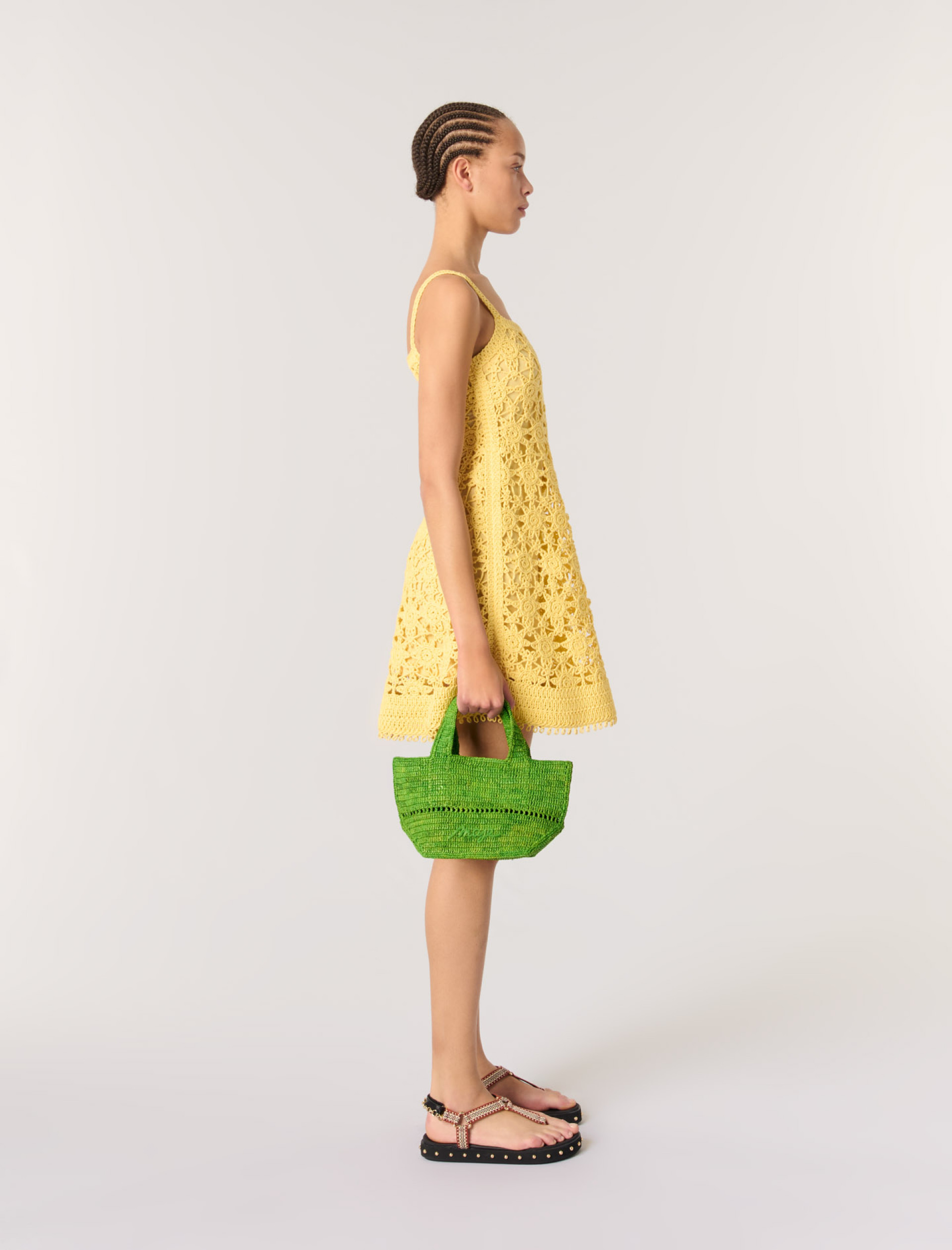 Женское короткое платье связанное крючком