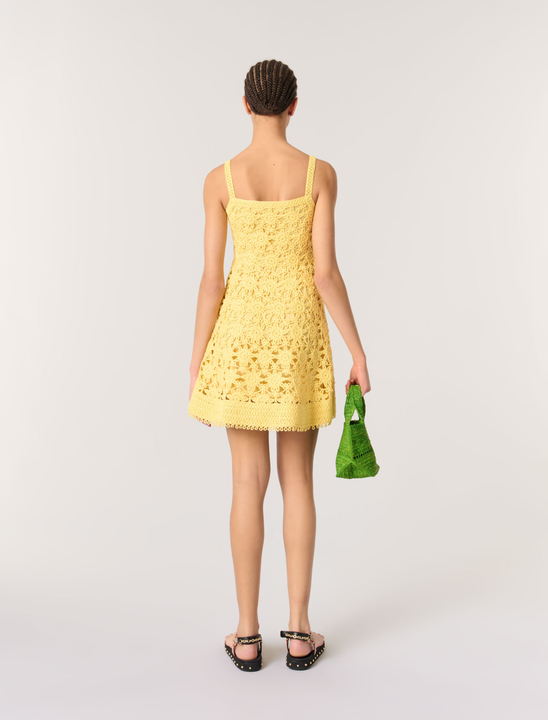 Женское короткое платье связанное крючком