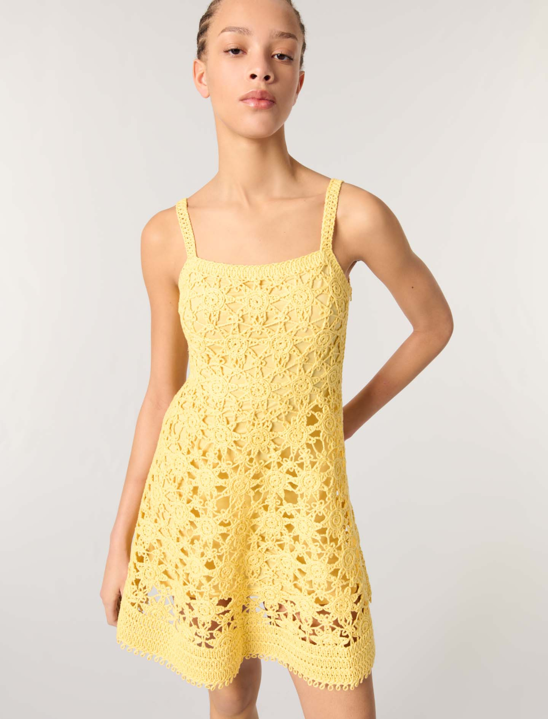 Женское короткое платье связанное крючком