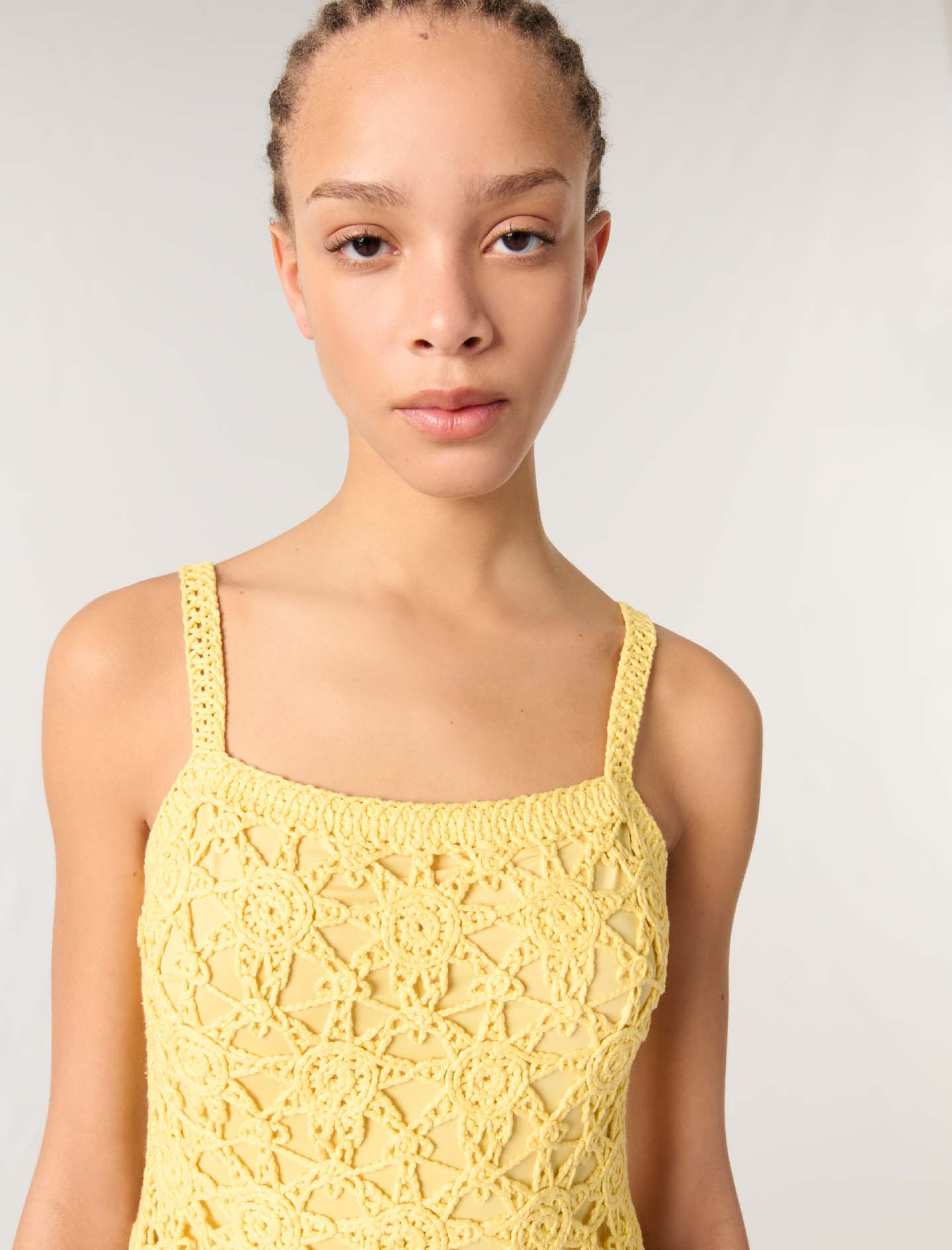 Женское короткое платье связанное крючком