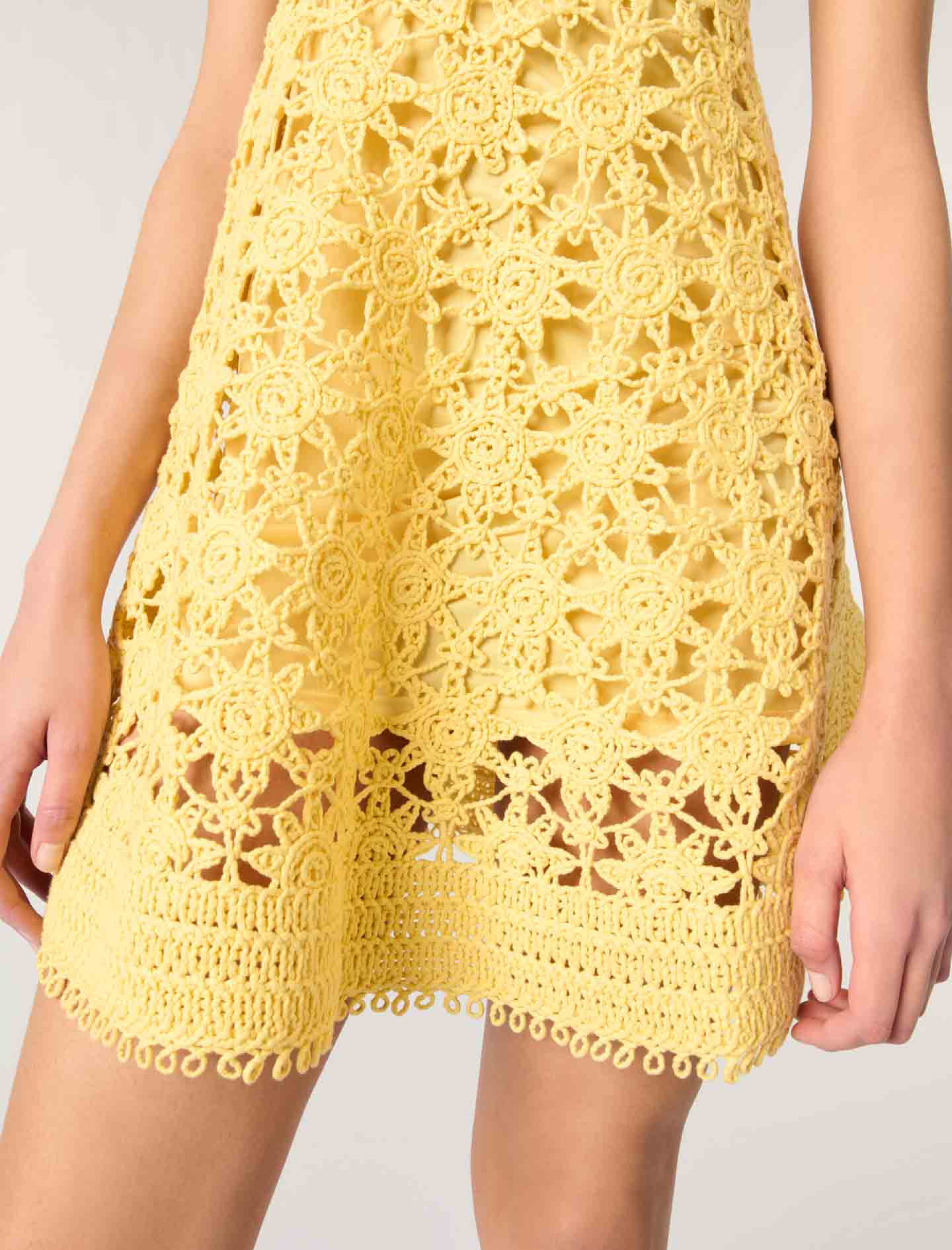 Женское короткое платье связанное крючком