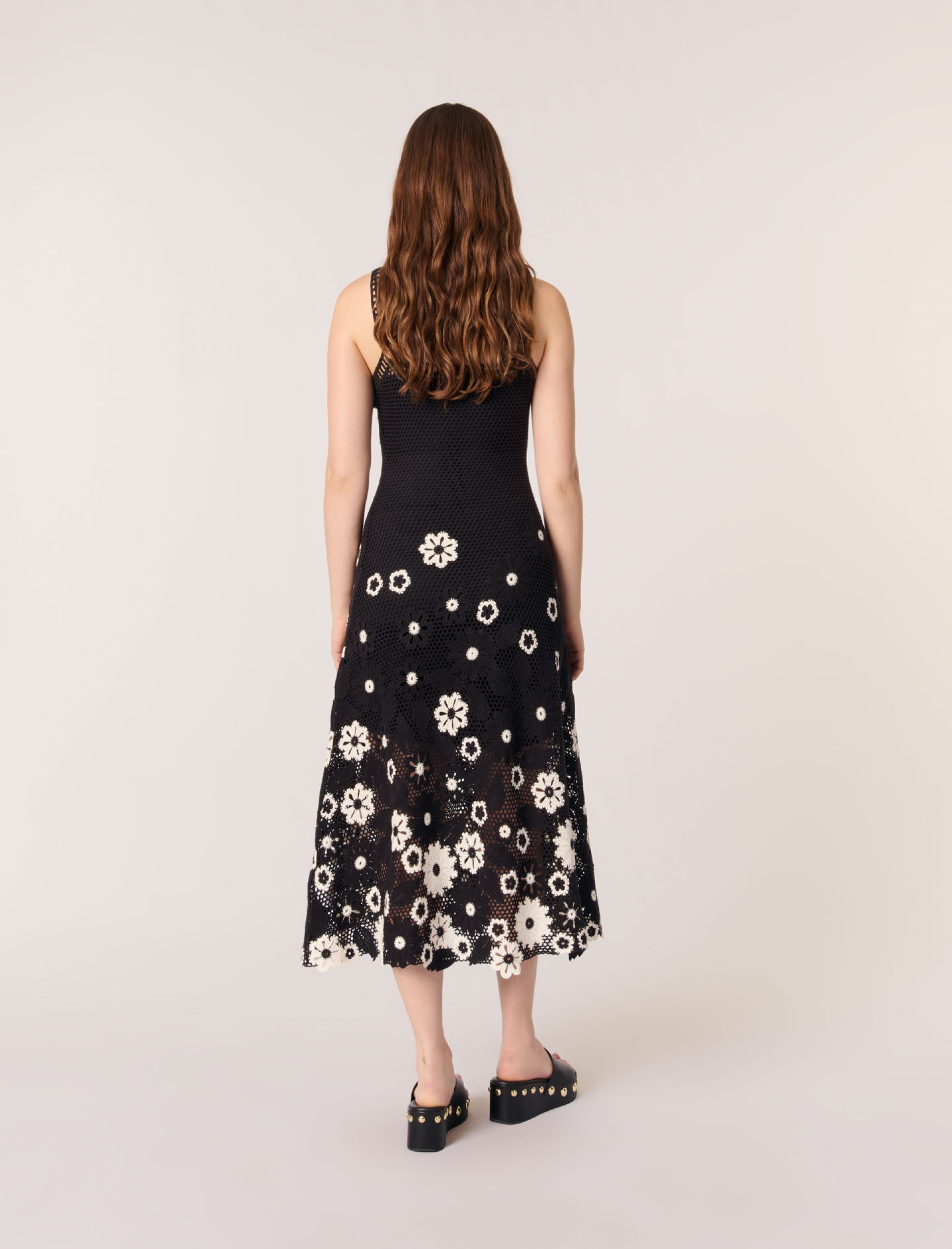 Женское длинное вязаное платье с цветочной вышивкой