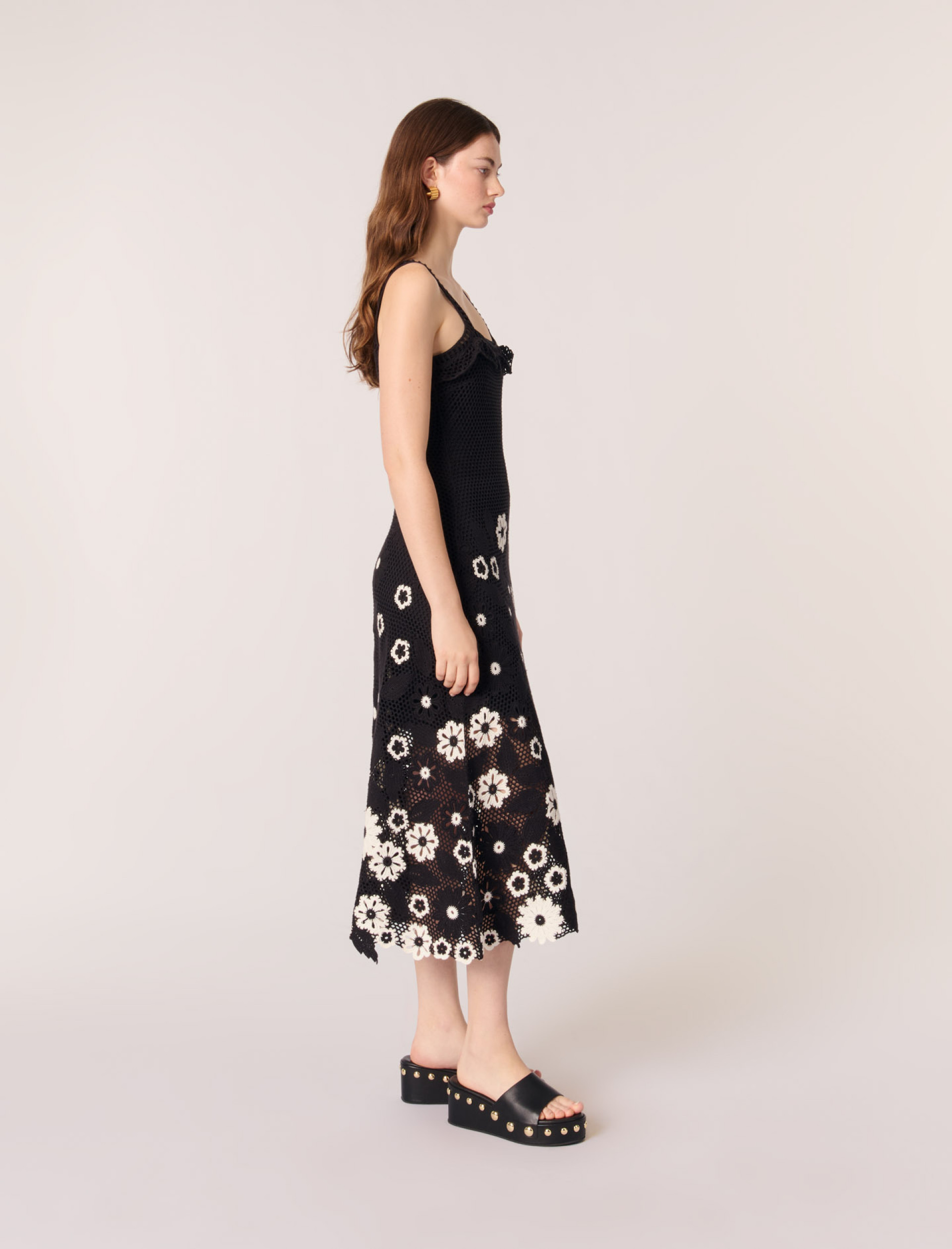 Женское длинное вязаное платье с цветочной вышивкой