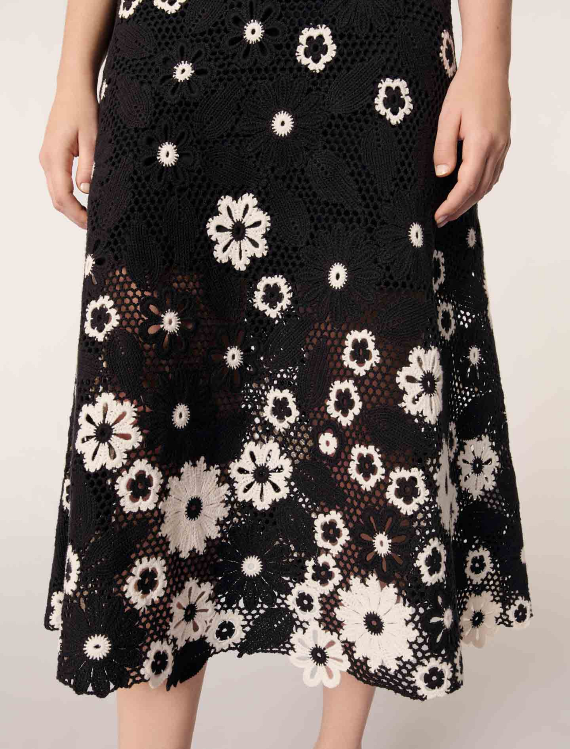 Женское длинное вязаное платье с цветочной вышивкой