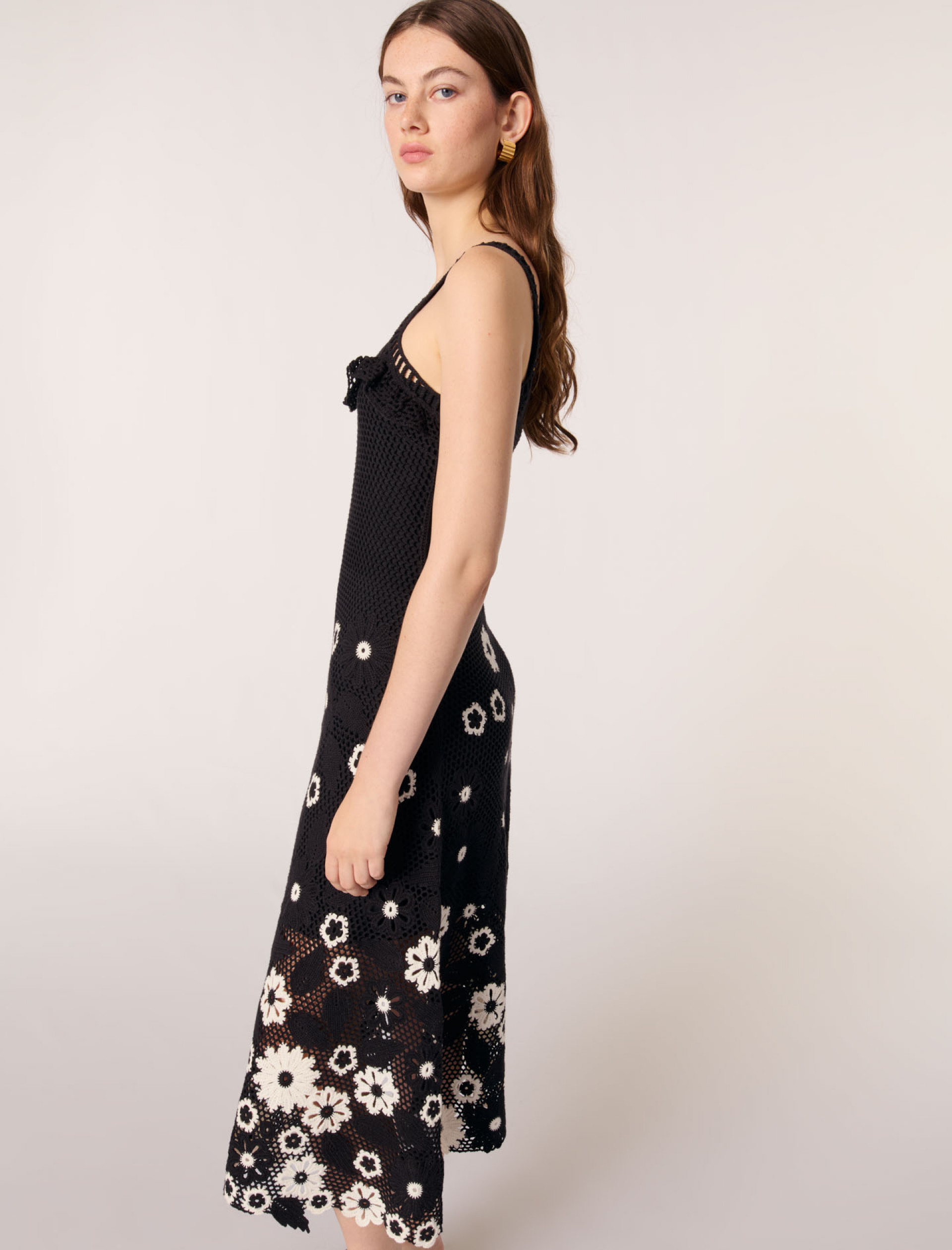 Женское длинное вязаное платье с цветочной вышивкой