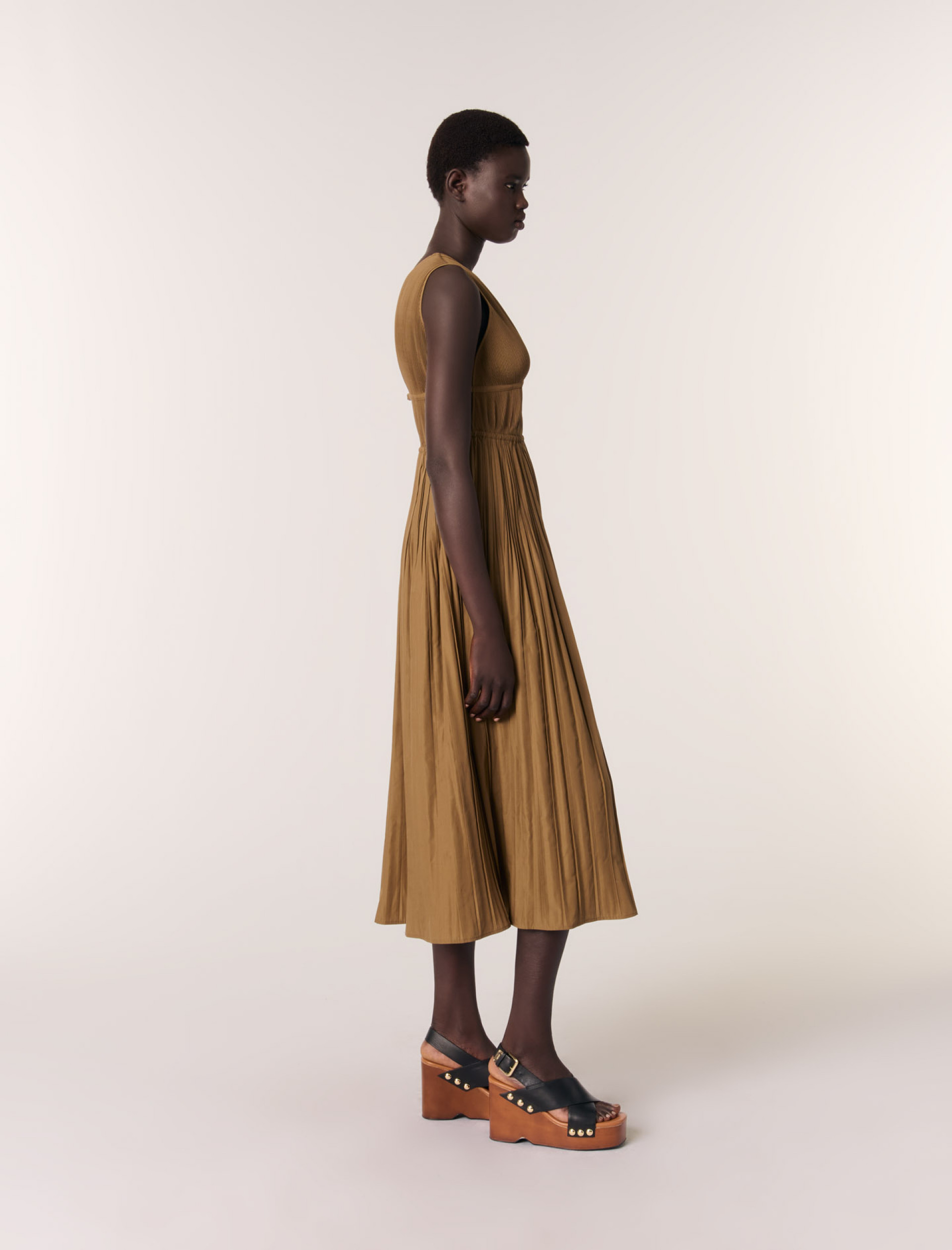 Жіноча плісирована сукня з прикрашеним вирізом