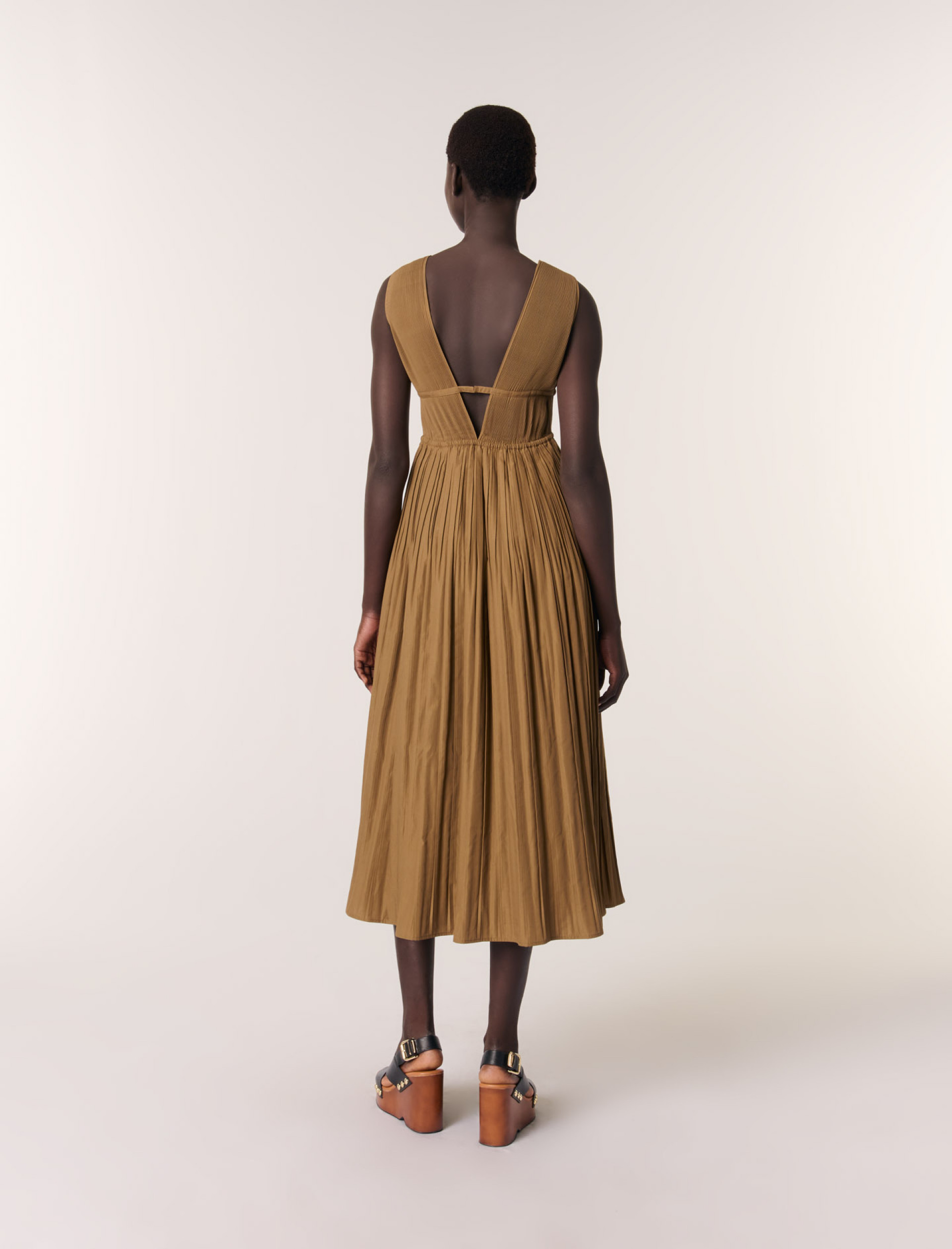 Жіноча плісирована сукня з прикрашеним вирізом