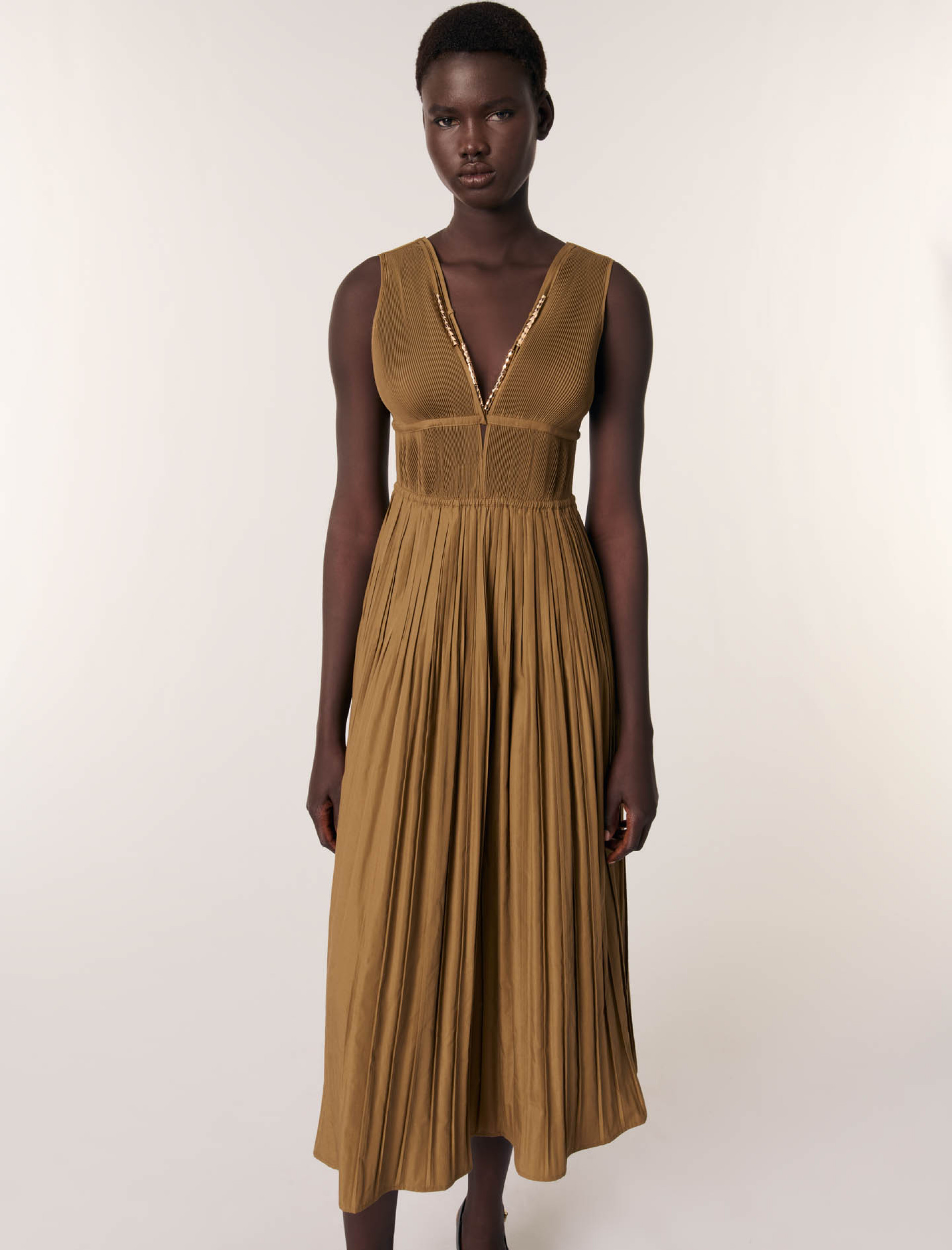 Жіноча плісирована сукня з прикрашеним вирізом