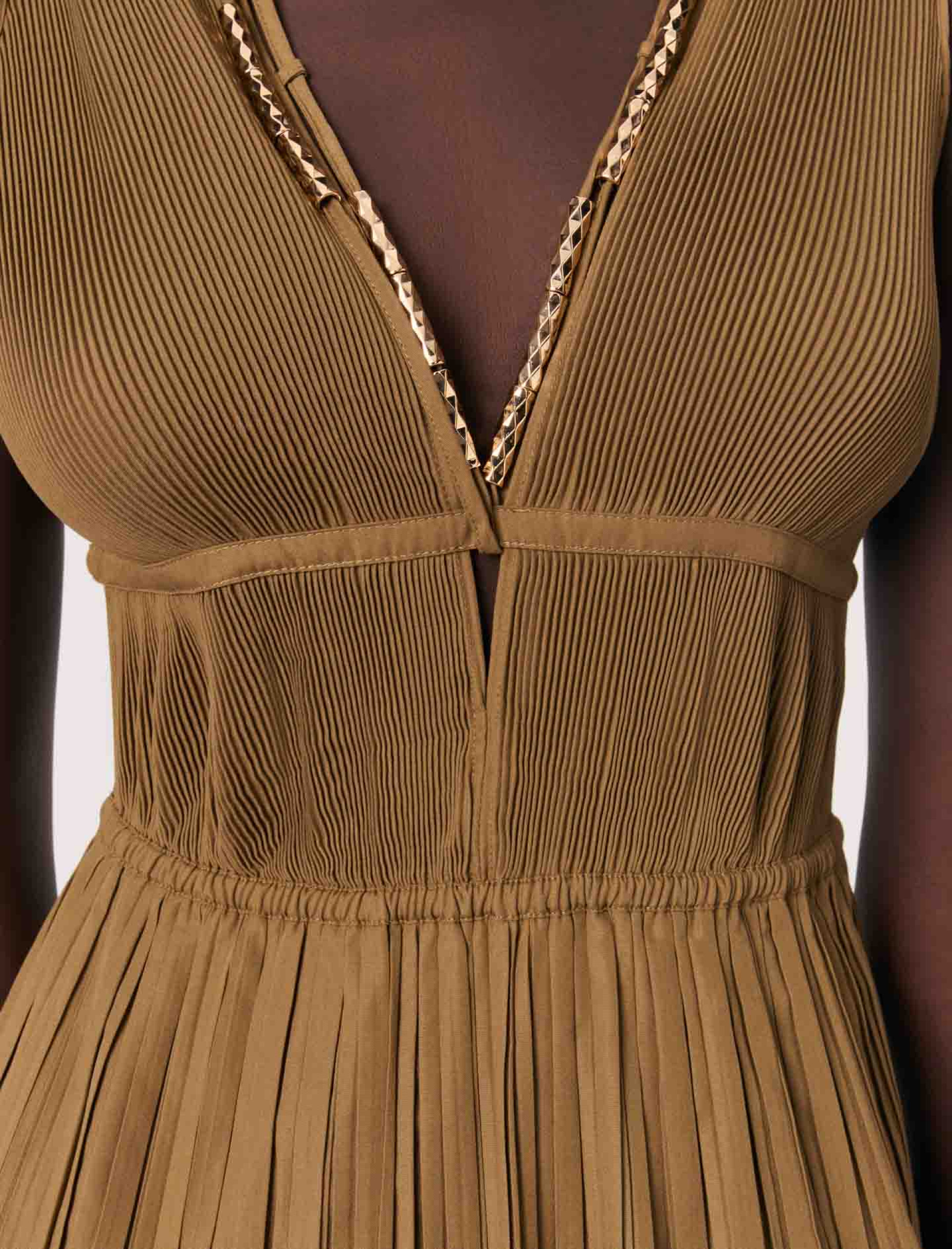 Жіноча плісирована сукня з прикрашеним вирізом