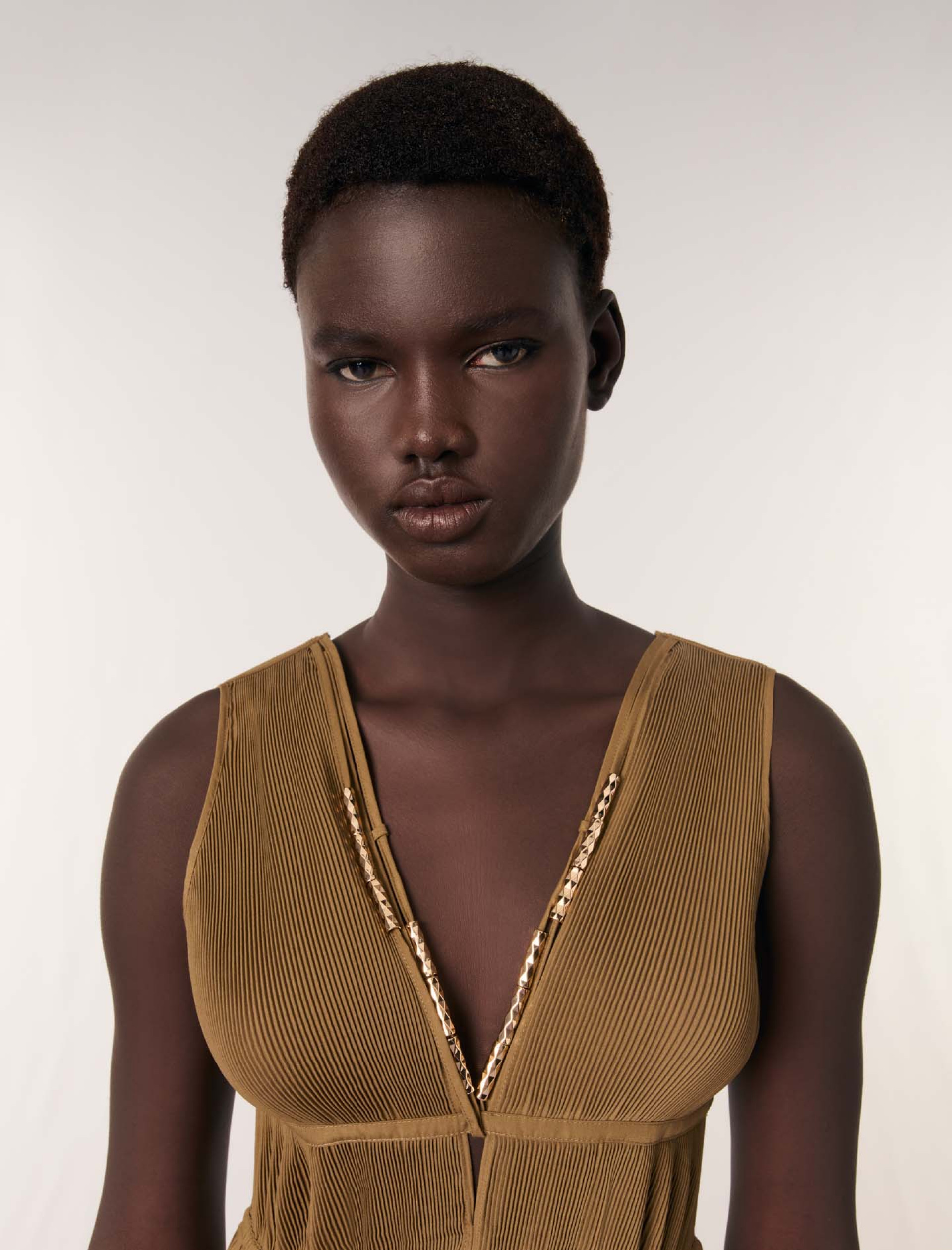 Жіноча плісирована сукня з прикрашеним вирізом