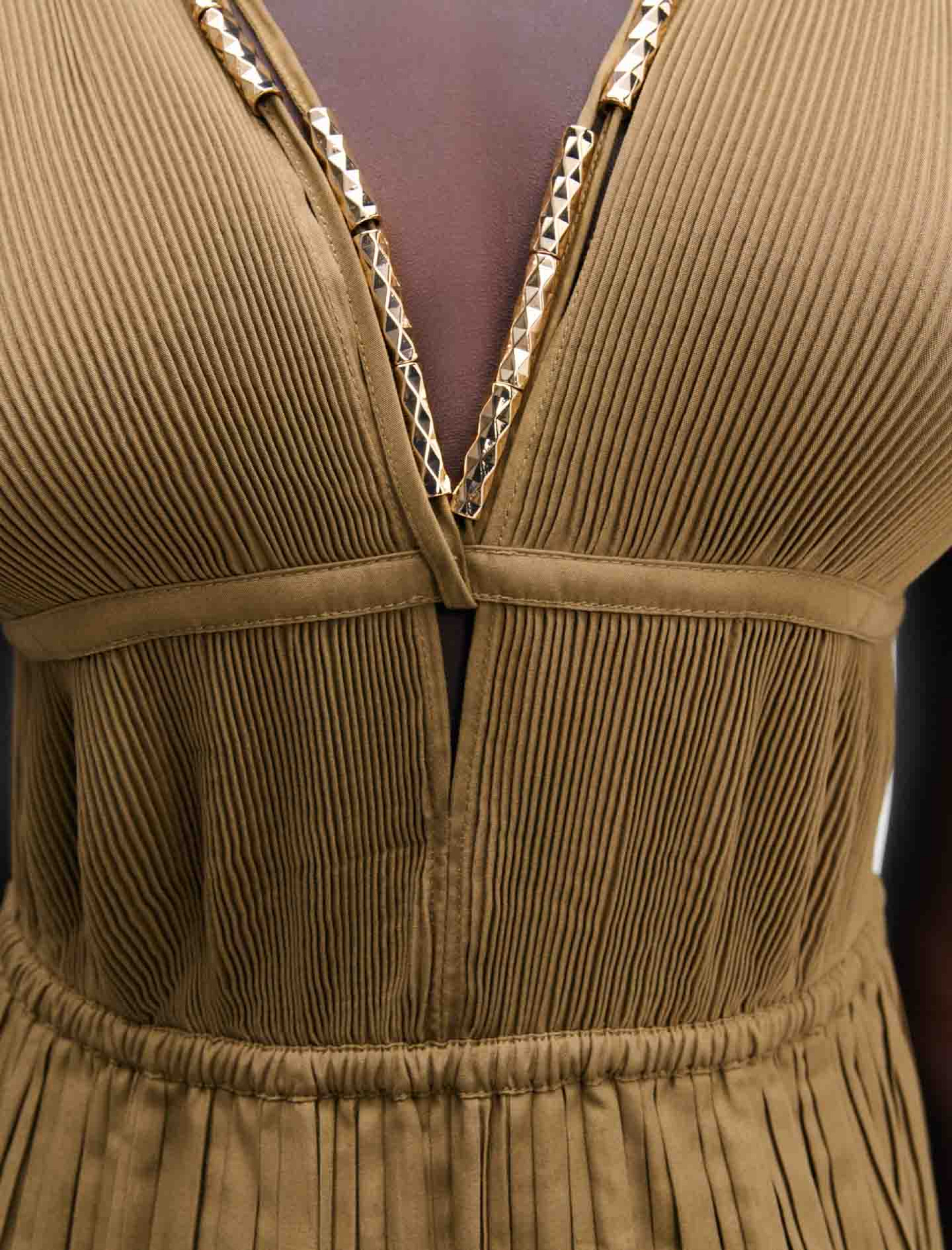 Жіноча плісирована сукня з прикрашеним вирізом