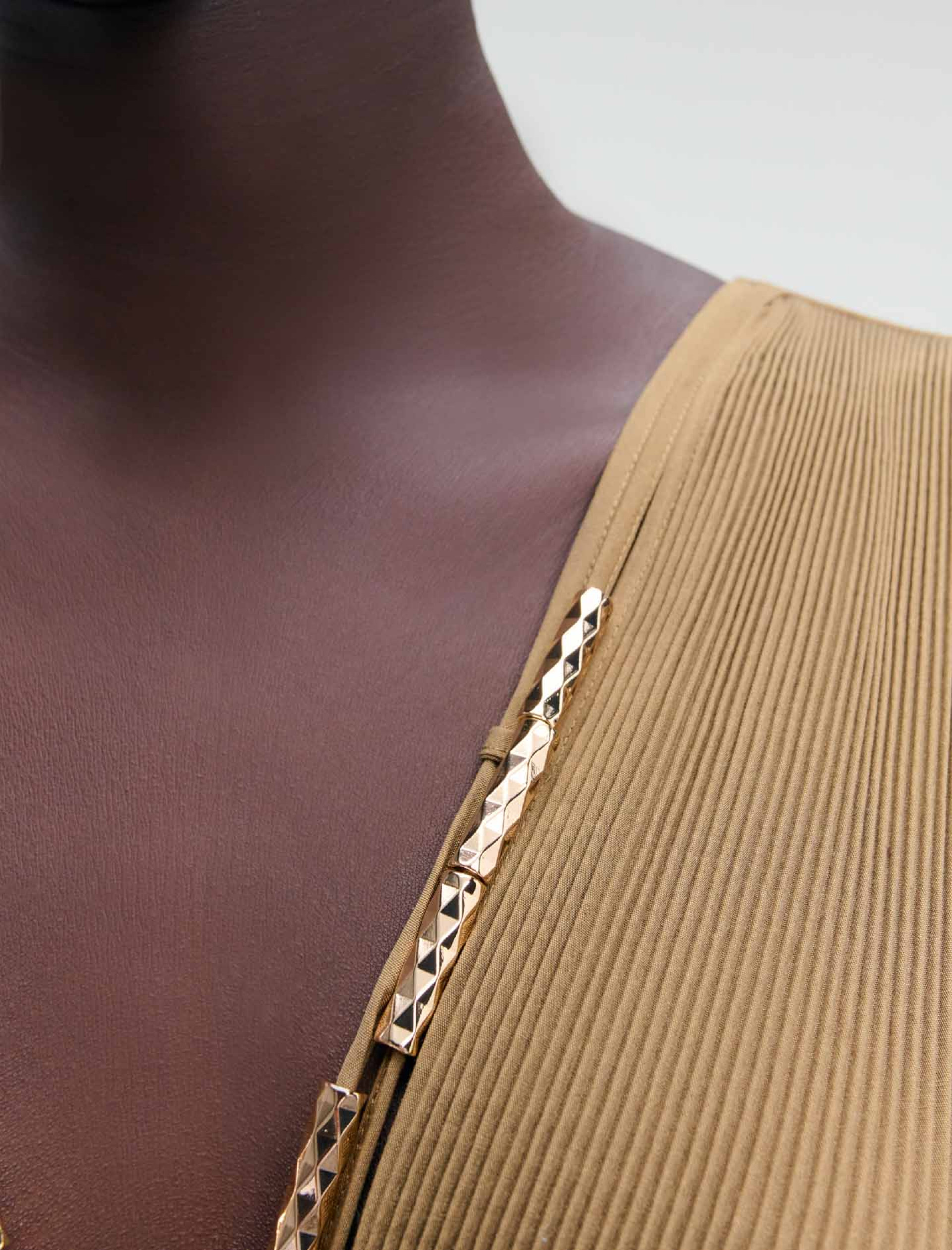 Жіноча плісирована сукня з прикрашеним вирізом