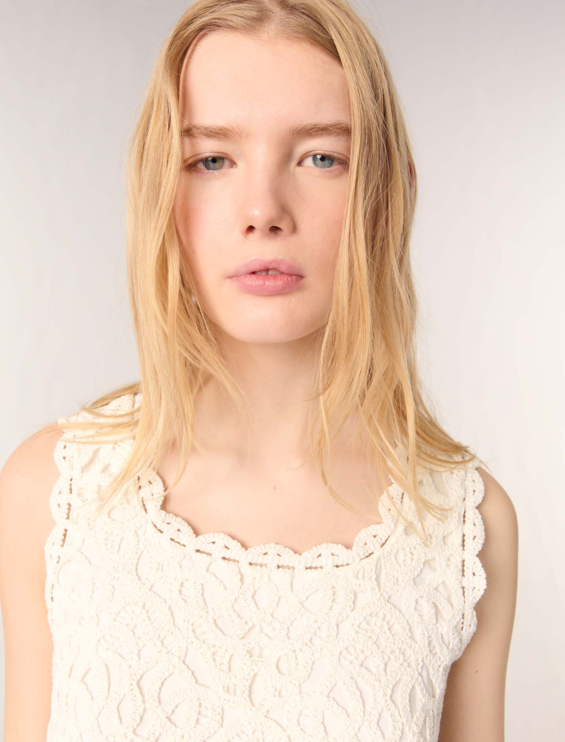 Женский вязаный топ в технике кроше