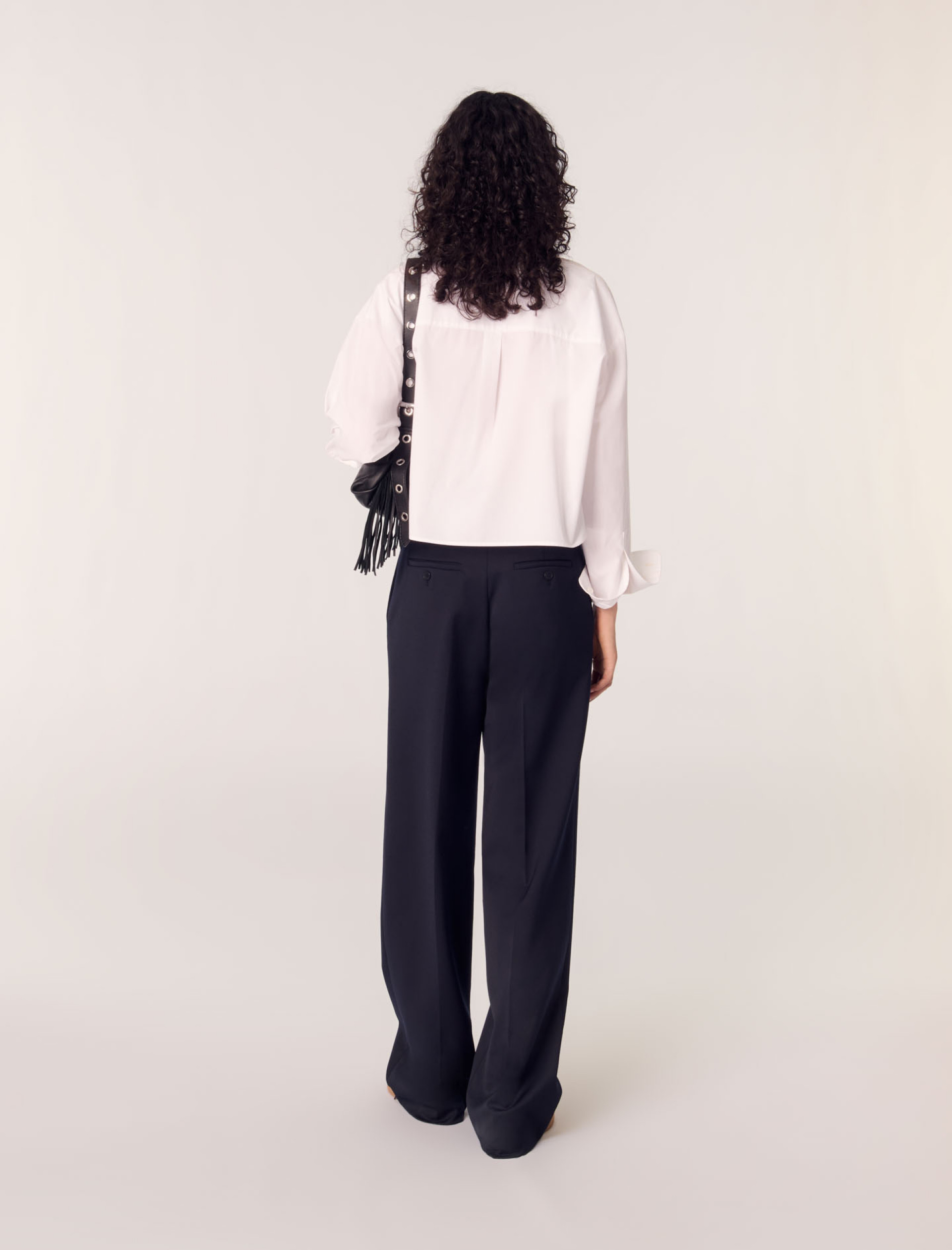 Женская рубашка с вышитым воротником