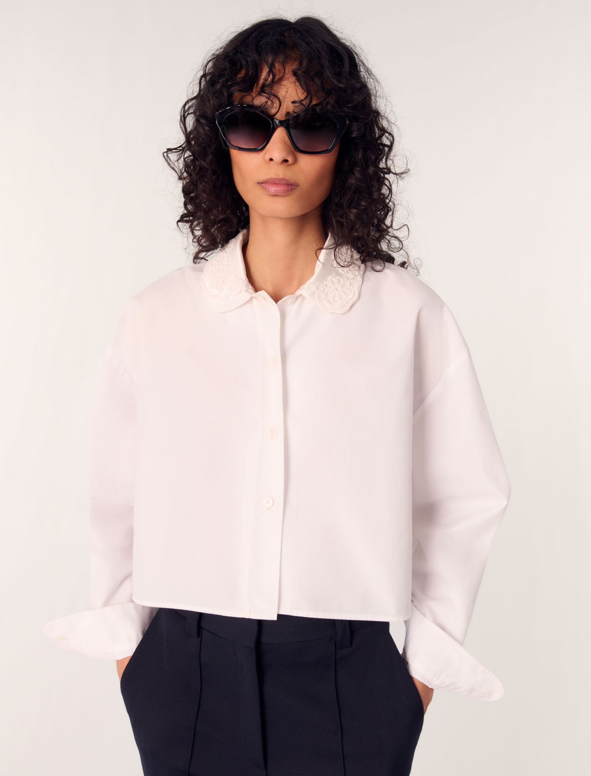 Женская рубашка с вышитым воротником