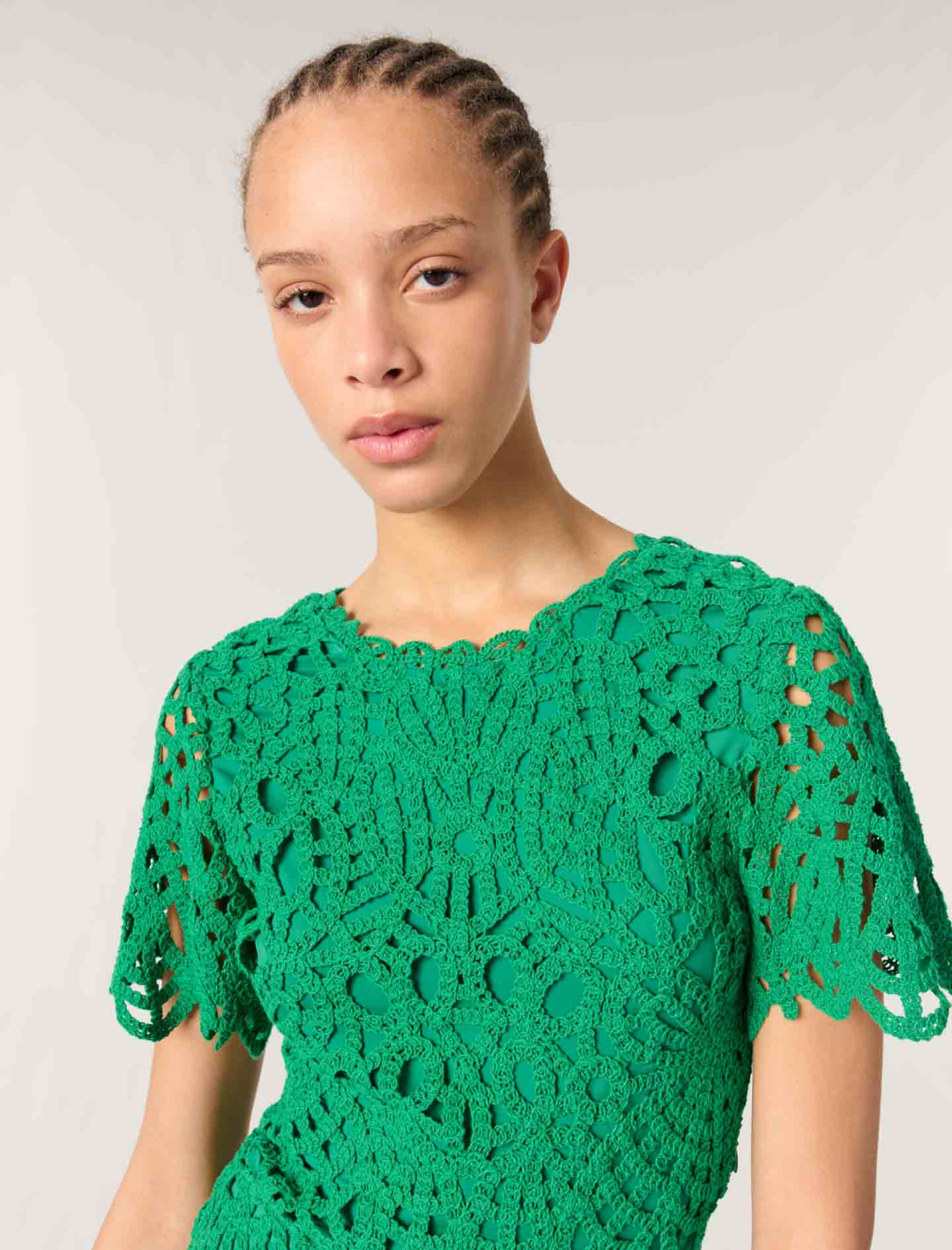 Жіноча коротка сукня в'язана гачком