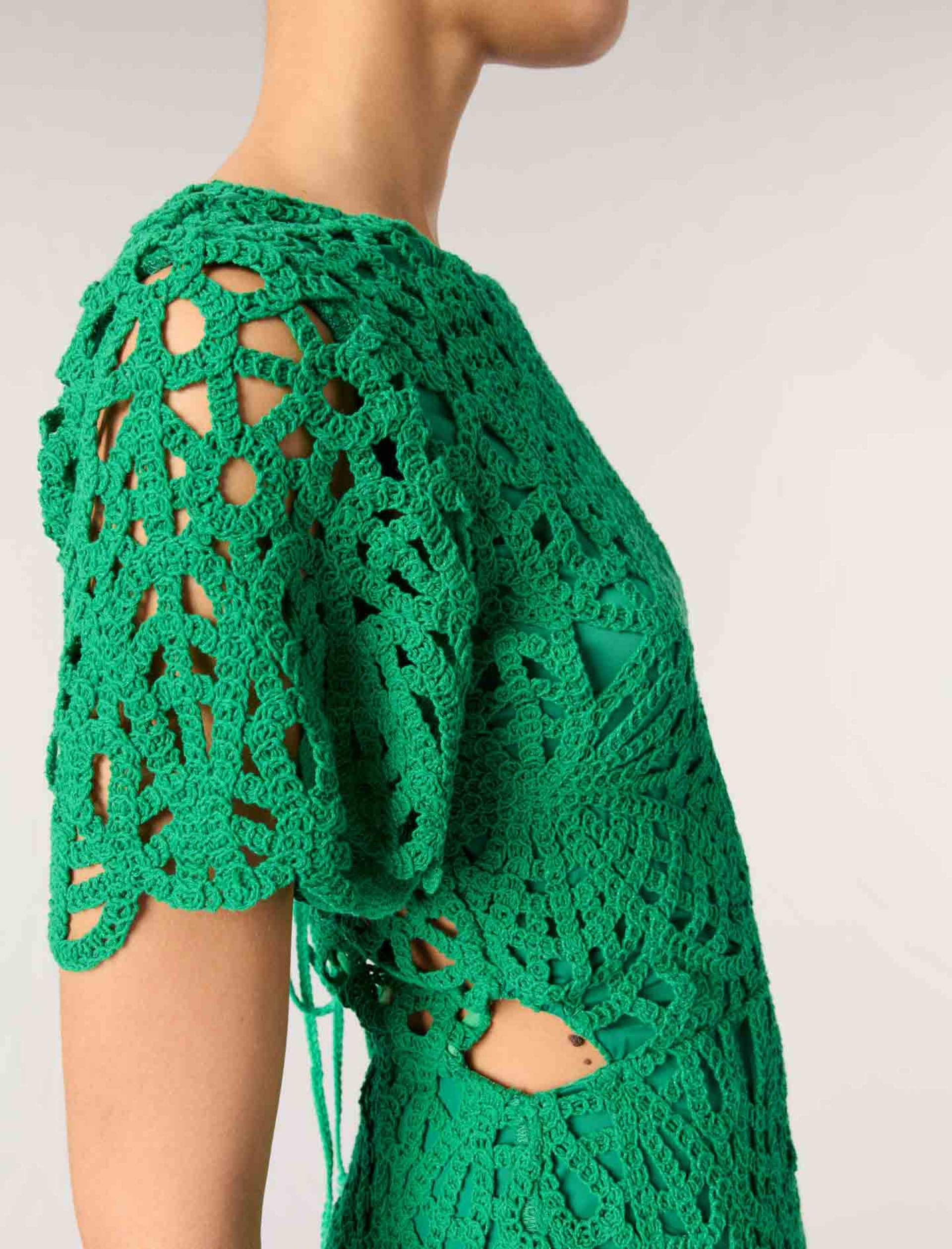 Жіноча коротка сукня в'язана гачком