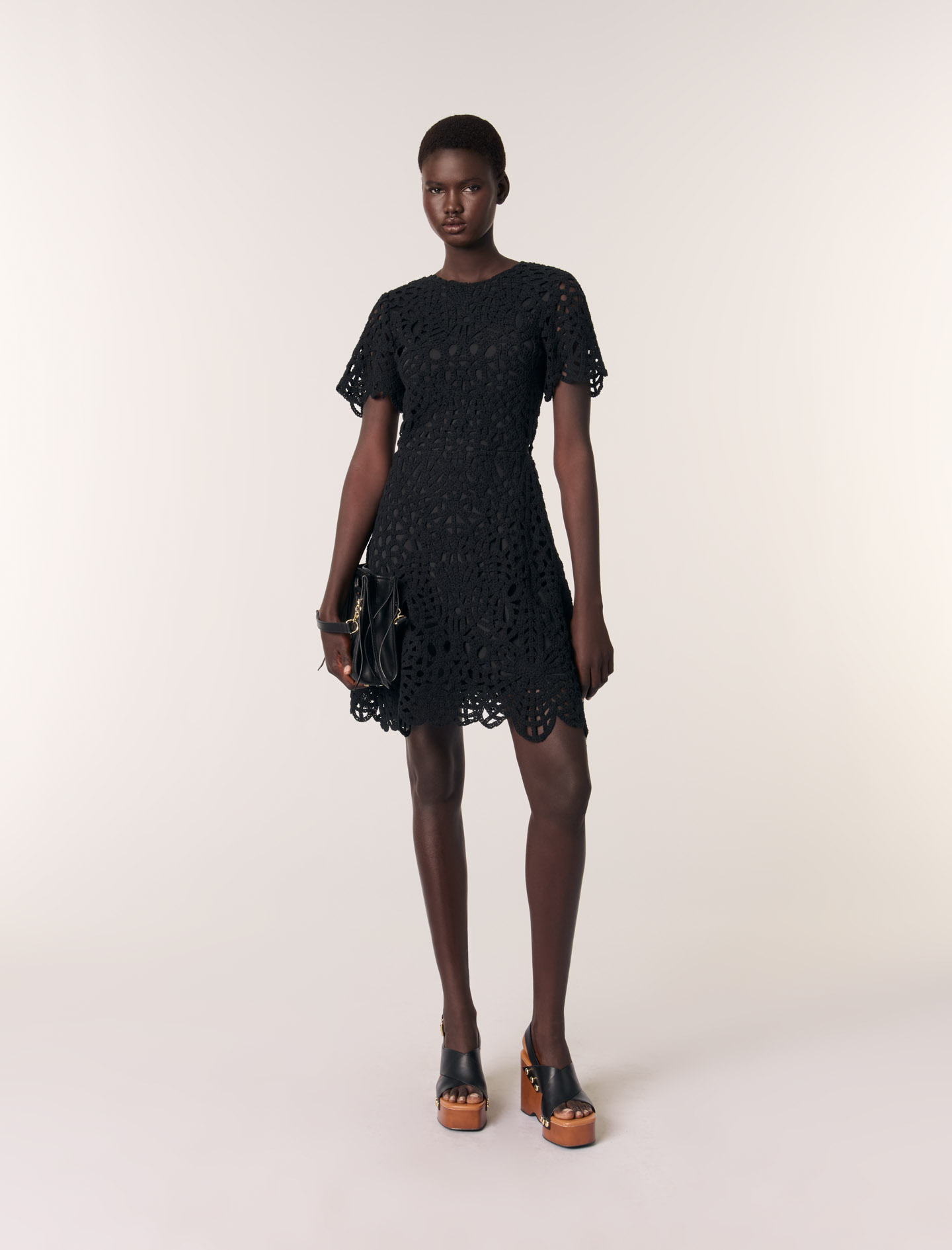 Женское короткое платье вязаное крючком