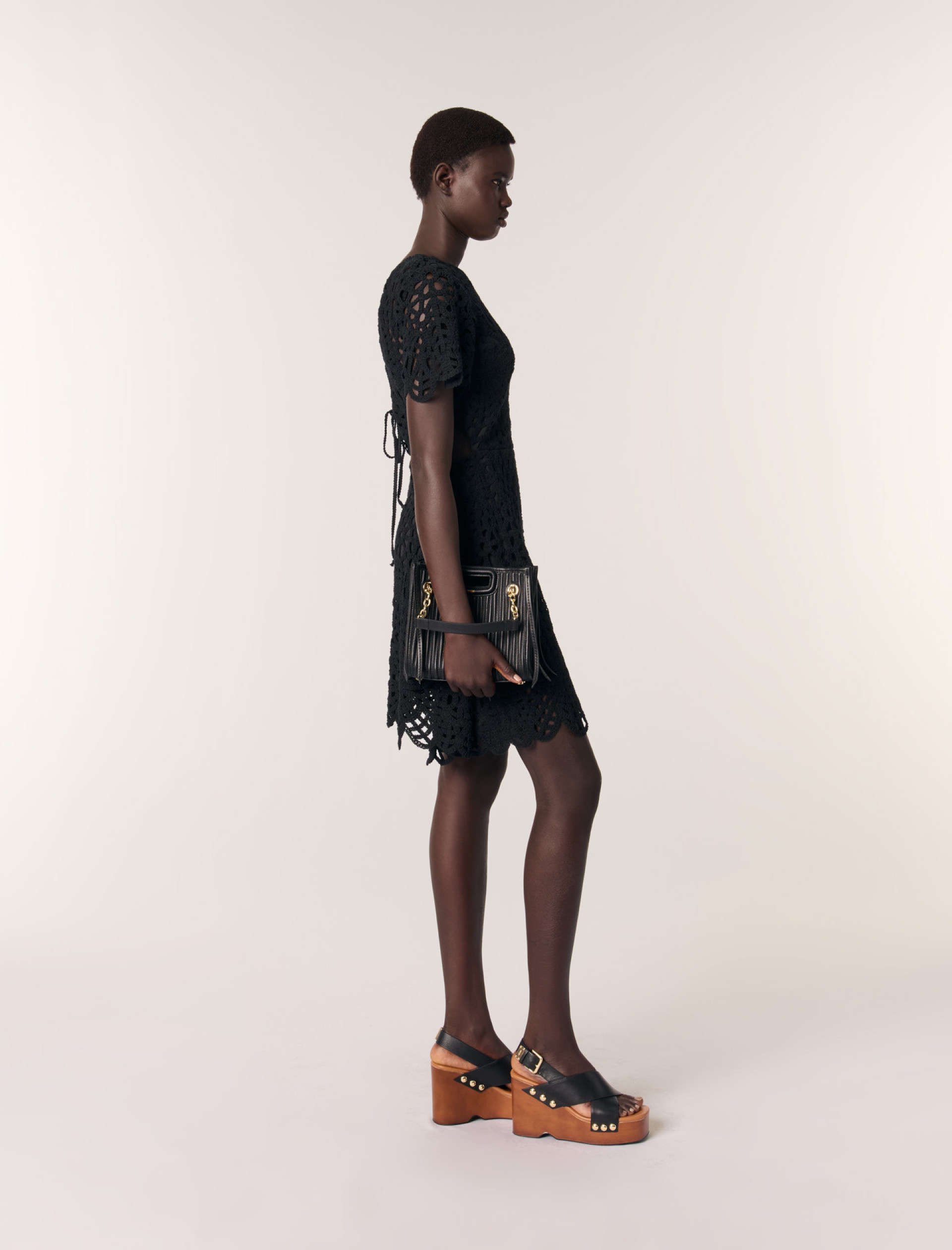 Женское короткое платье вязаное крючком