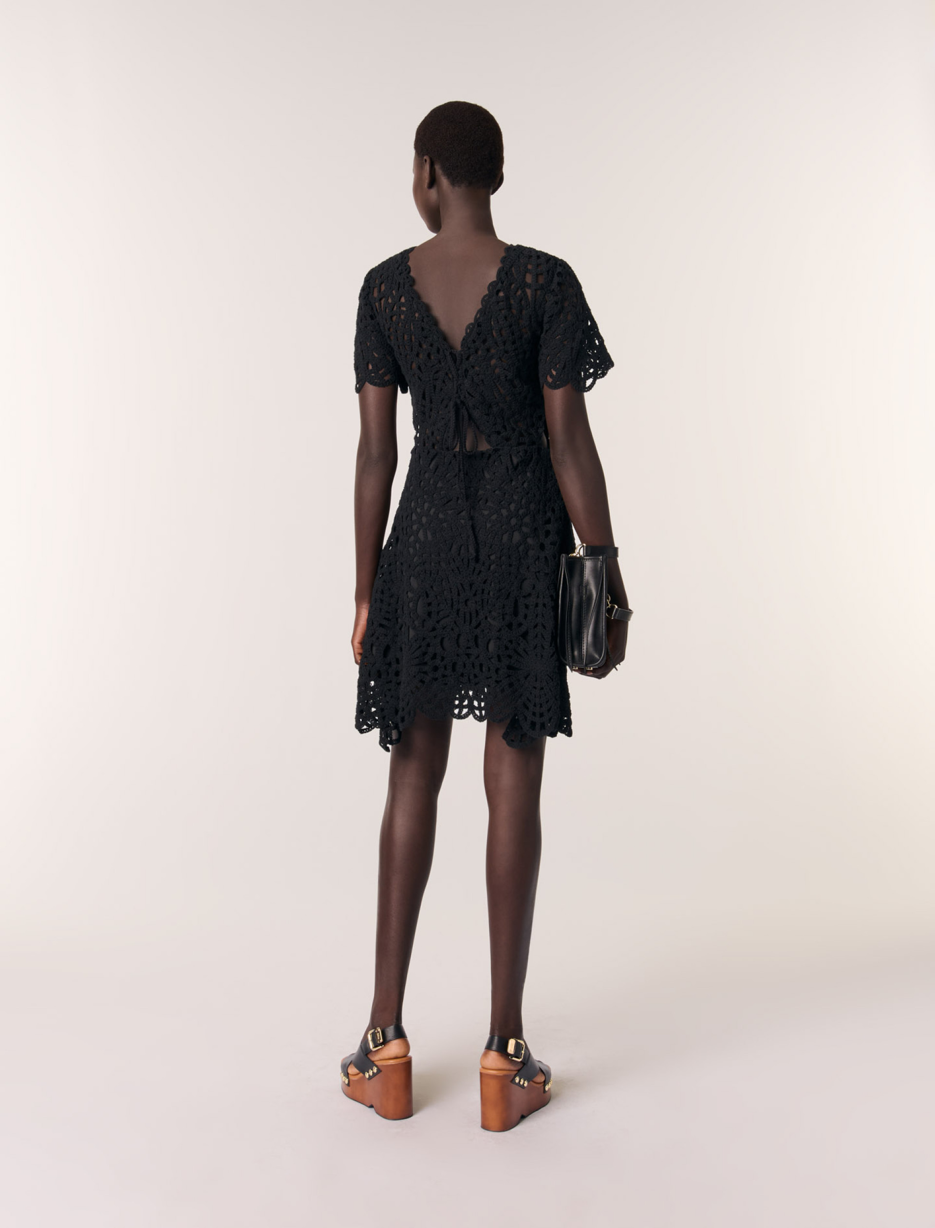 Женское короткое платье вязаное крючком