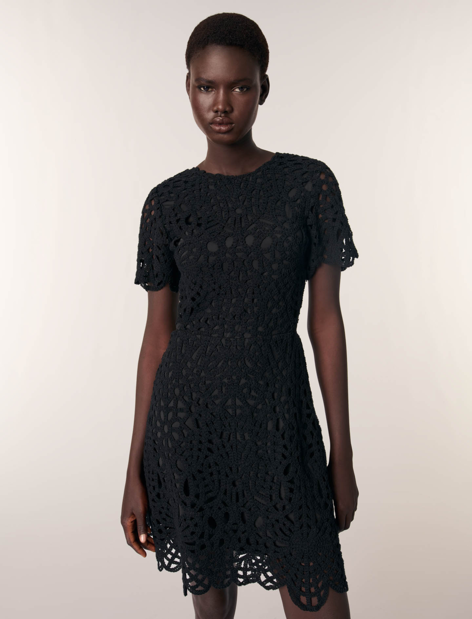 Женское короткое платье вязаное крючком