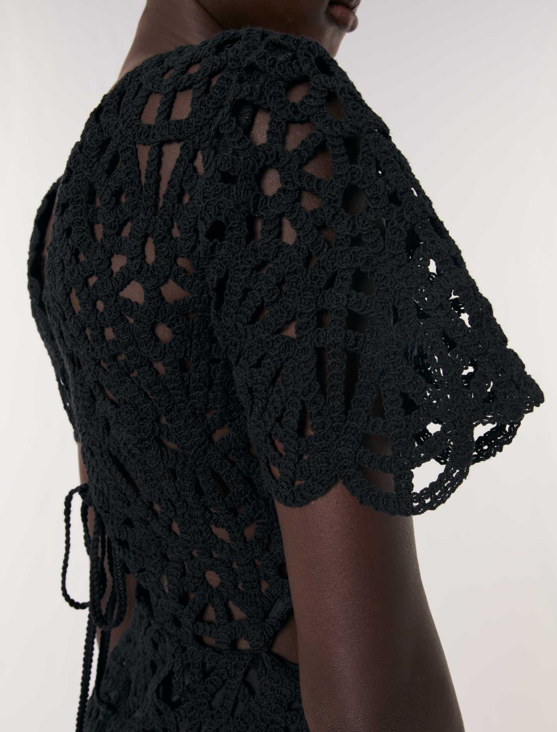 Женское короткое платье вязаное крючком